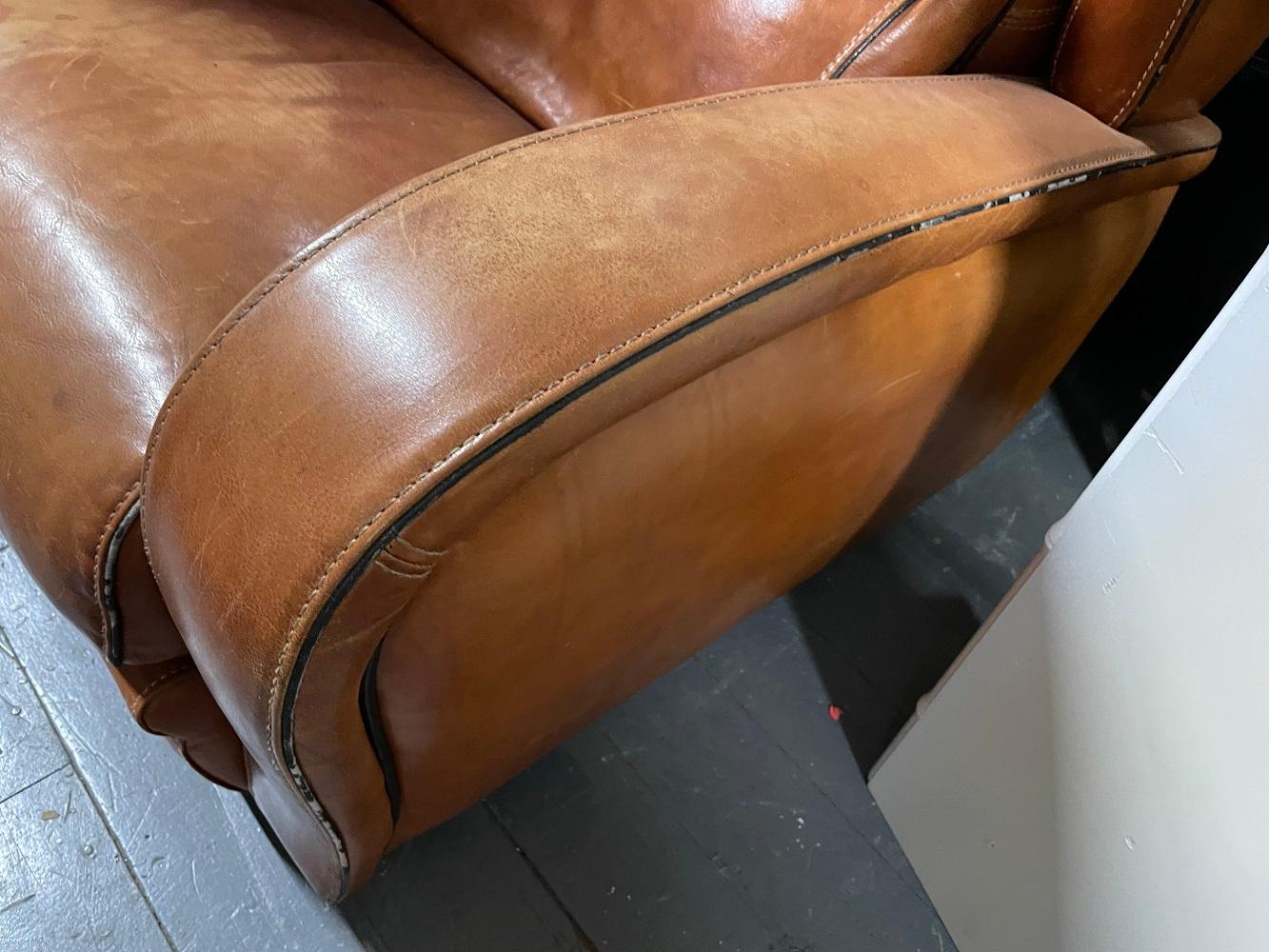 Pelle Coppia di sedie da salotto in pelle francese degli anni '50 in vendita
