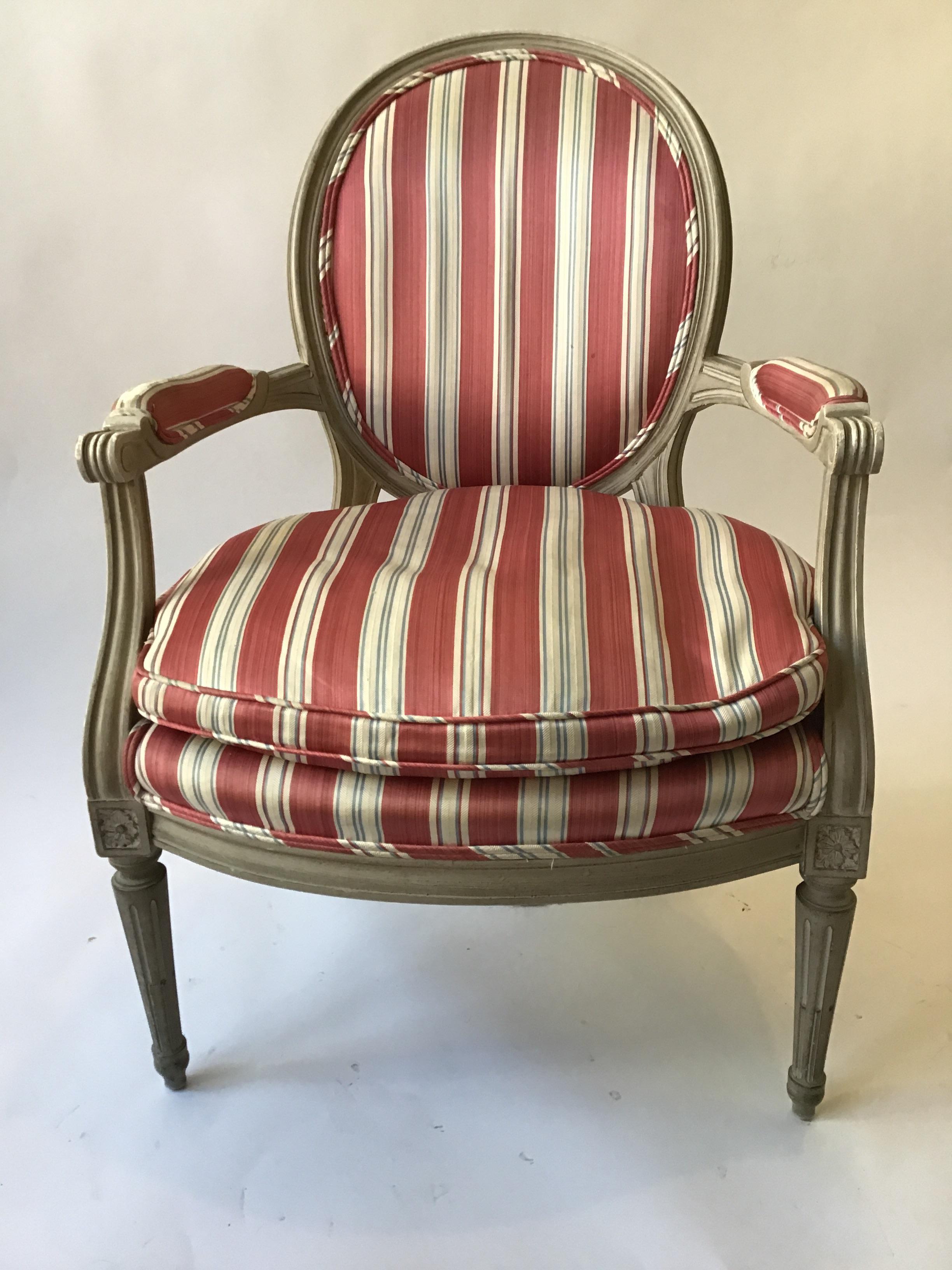 Coppia di poltrone francesi Luigi XVI del 1950.