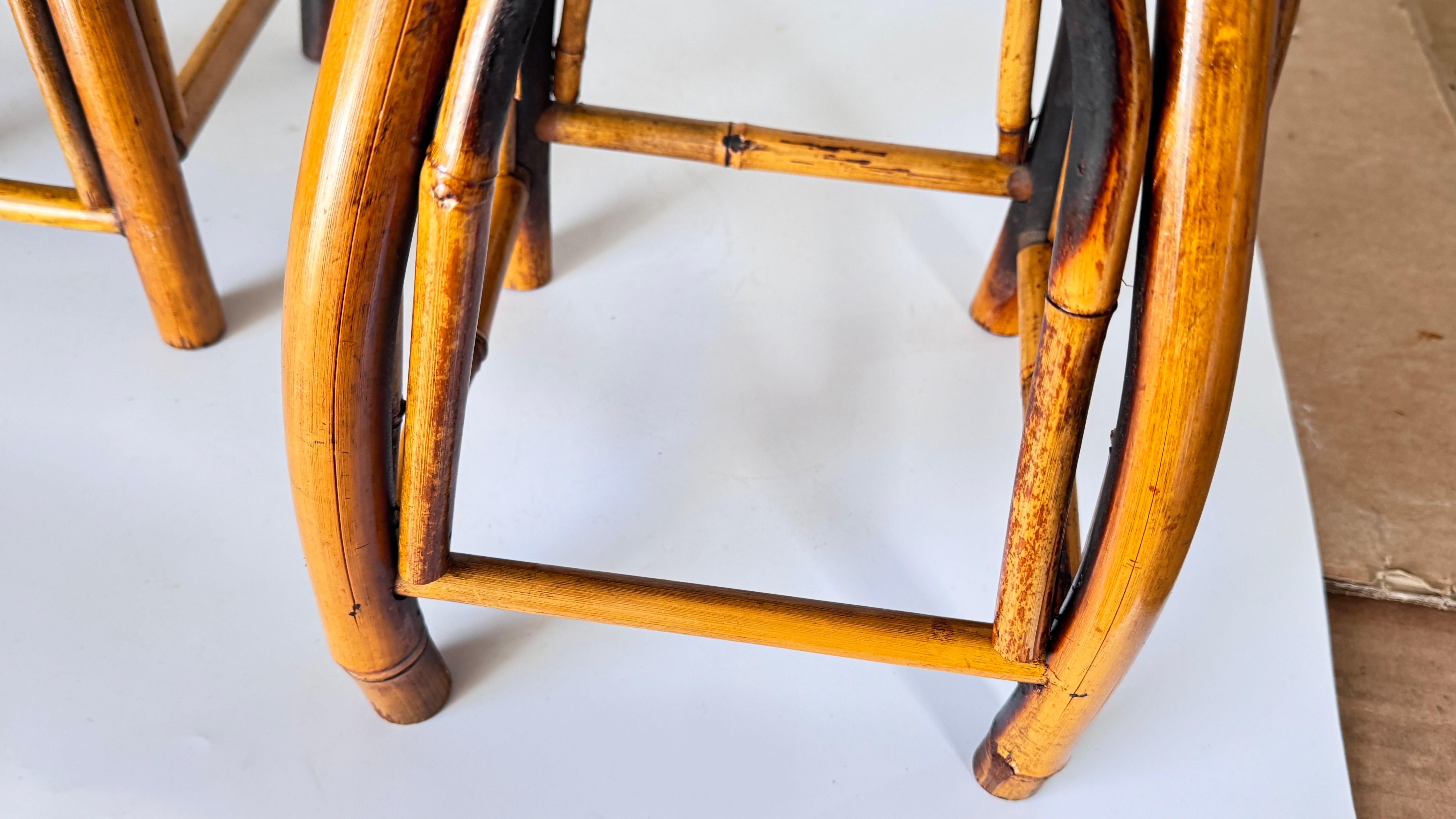 Coppia di sgabelli della Costa Azzurra degli anni '50, in rattan intrecciato e bambù, con una vibrante geometria in vendita 3