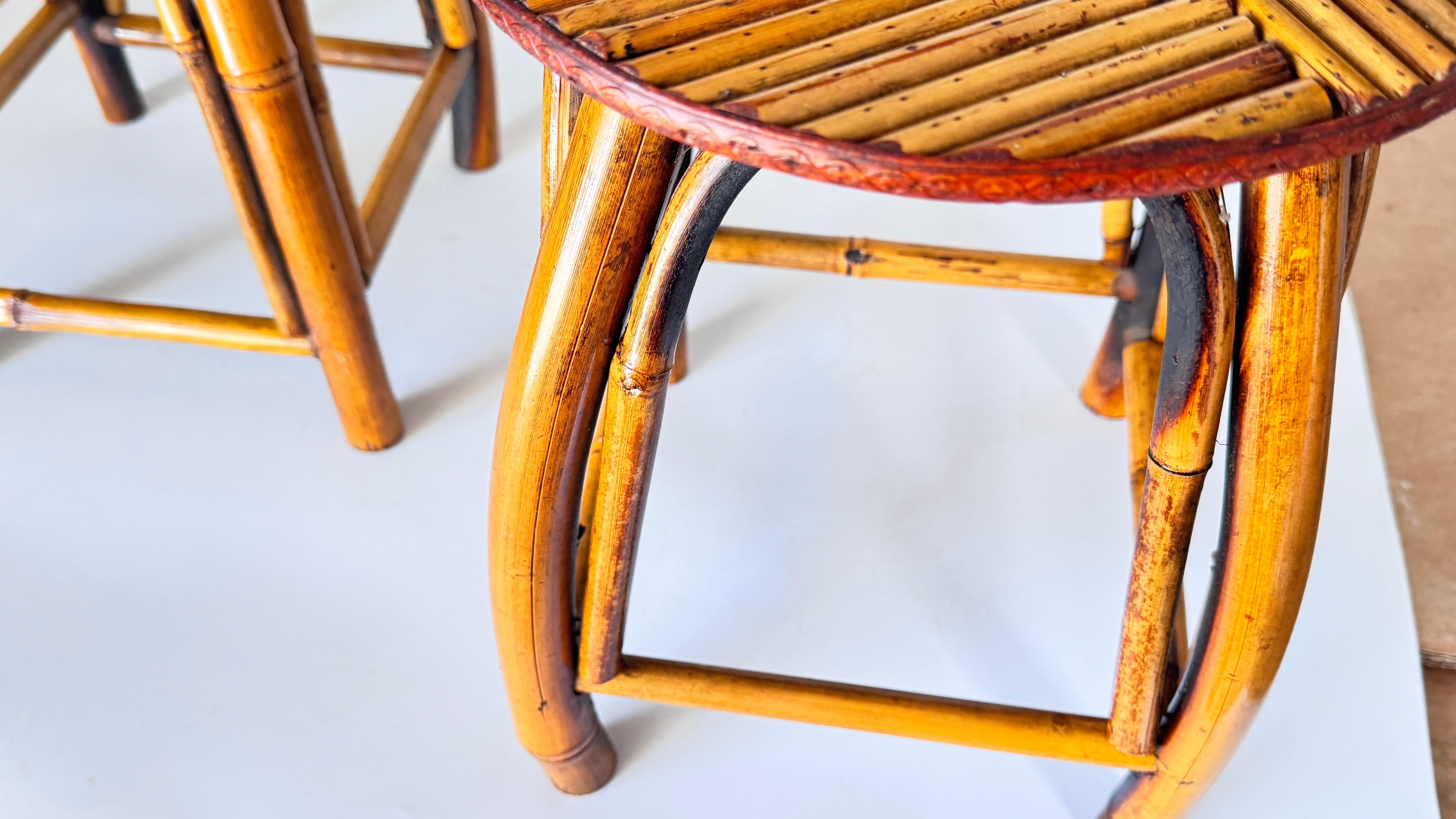 Coppia di sgabelli della Costa Azzurra degli anni '50, in rattan intrecciato e bambù, con una vibrante geometria in vendita 5
