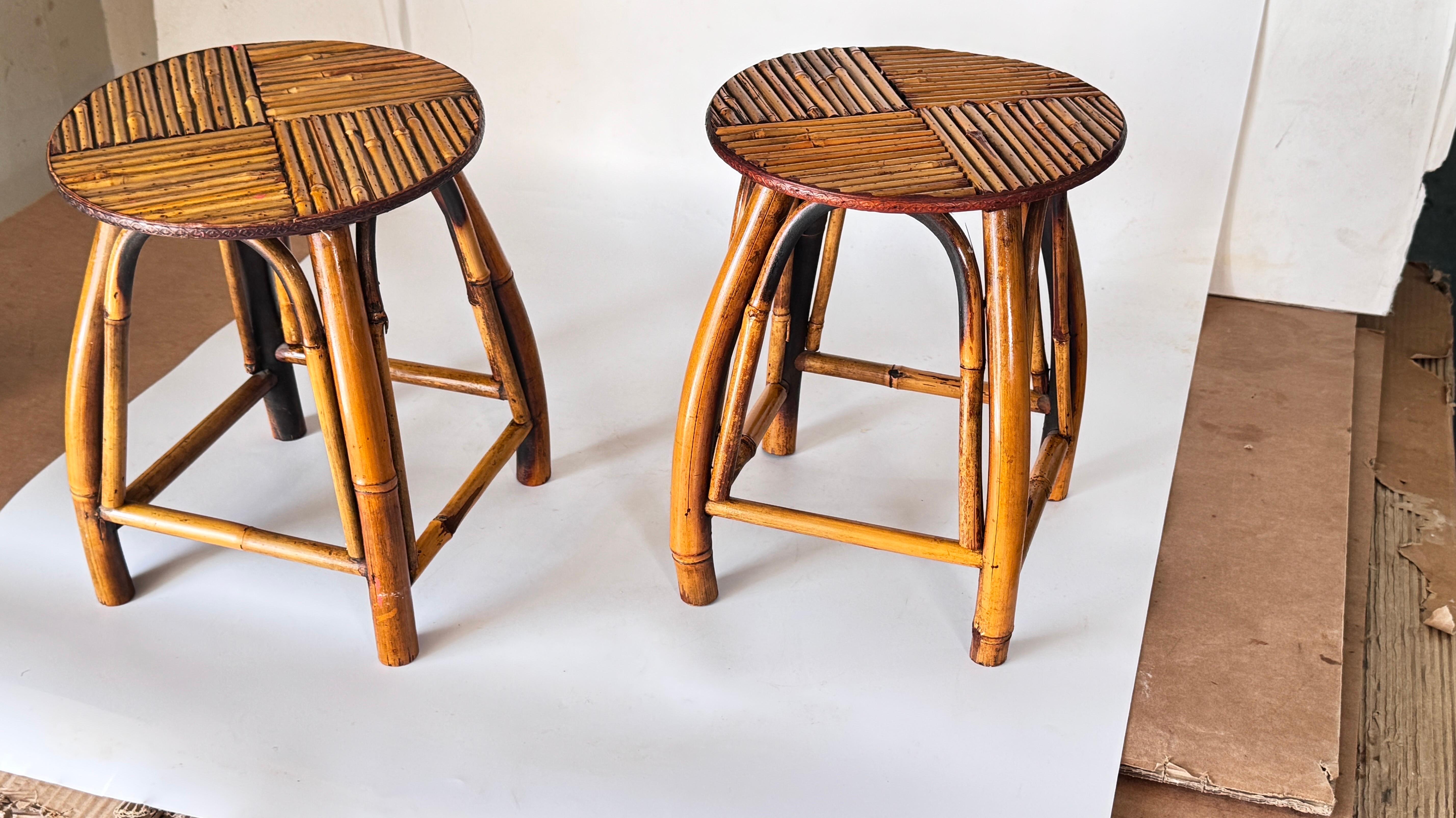 Coppia di sgabelli della Costa Azzurra degli anni '50, in rattan intrecciato e bambù, con una vibrante geometria in vendita 6