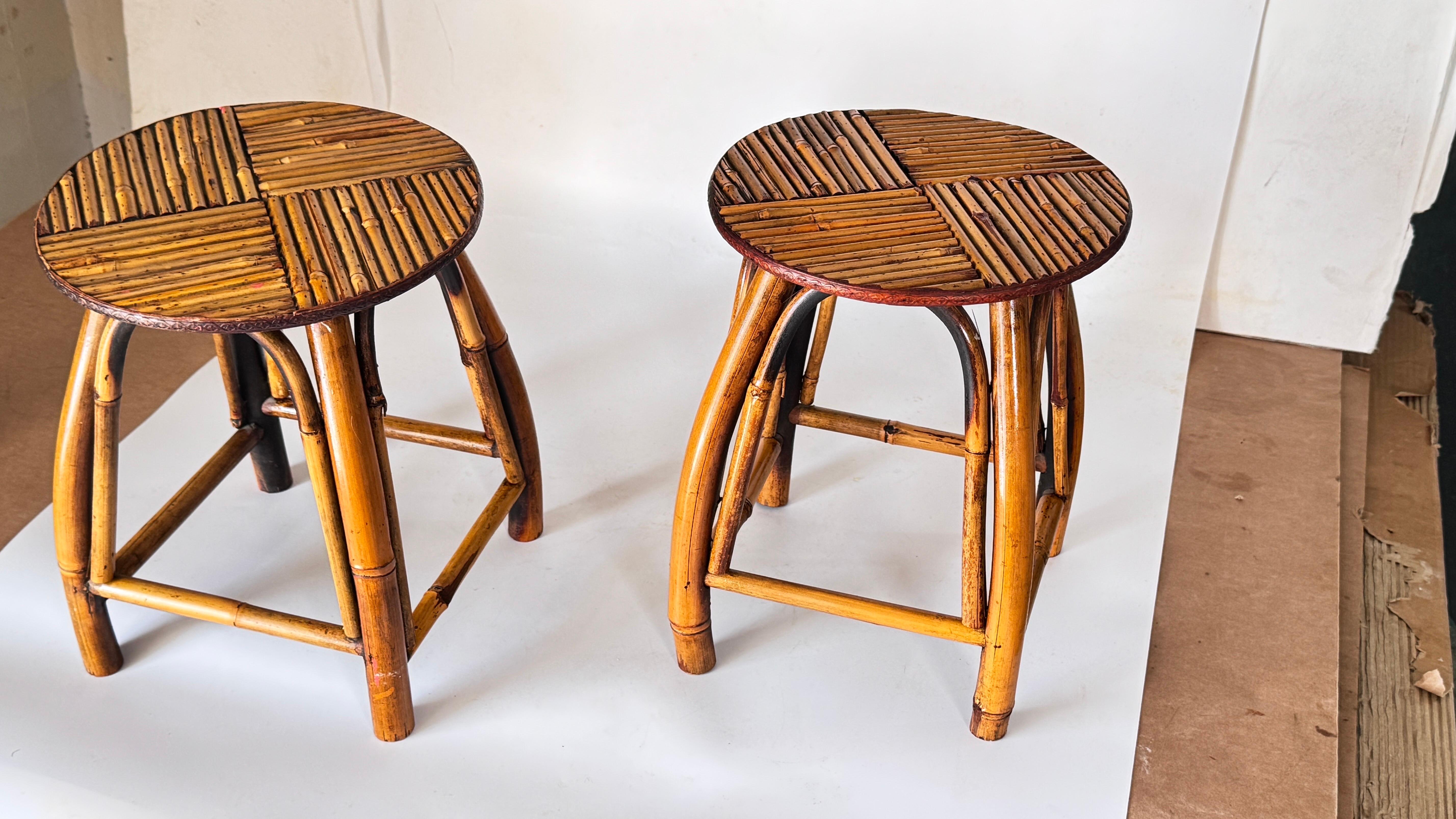 Coppia di sgabelli della Costa Azzurra degli anni '50, in rattan intrecciato e bambù, con una vibrante geometria in vendita 7
