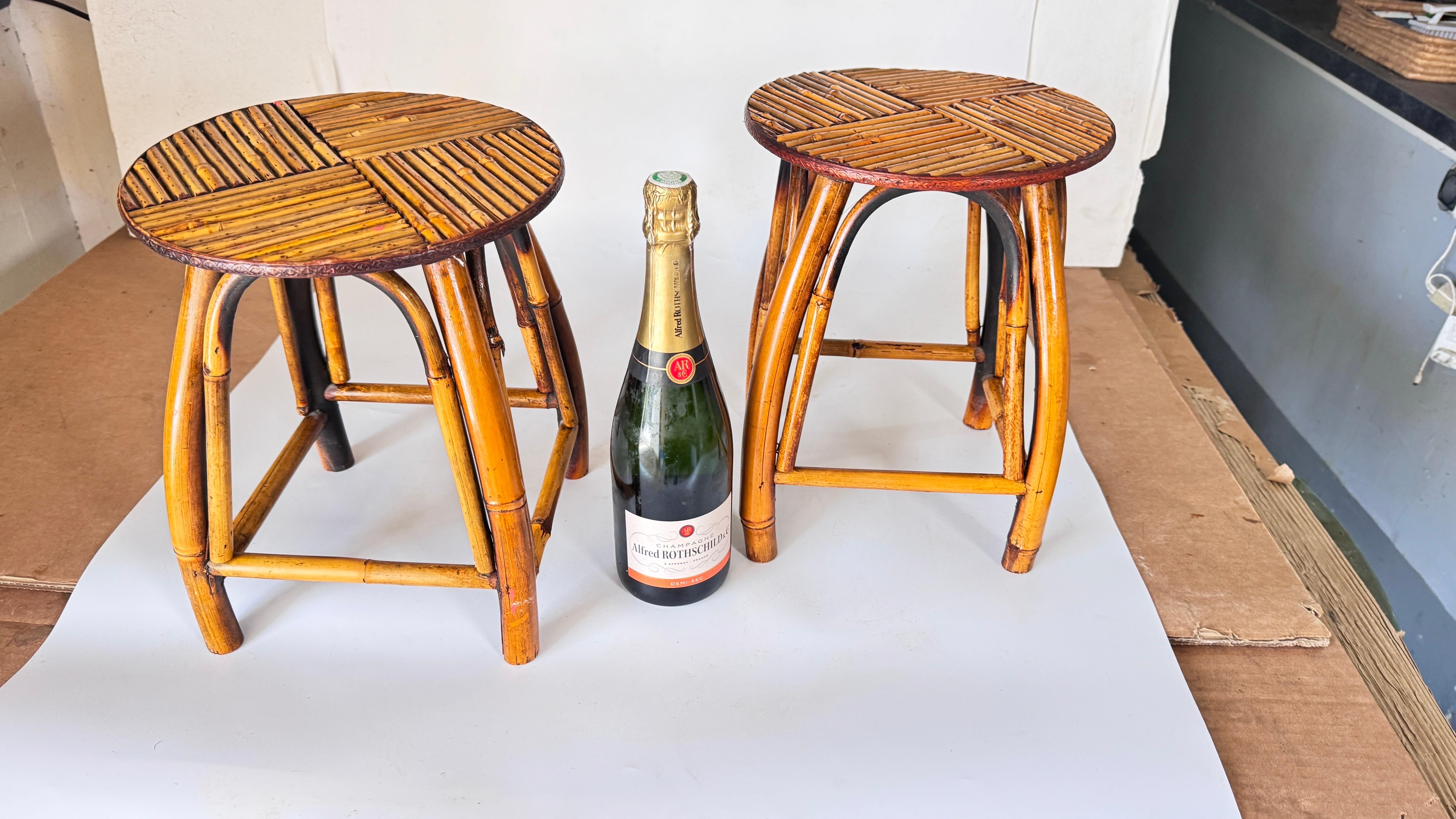 Coppia di sgabelli della Costa Azzurra degli anni '50, in rattan intrecciato e bambù, dal vibrante design geometrico

Descrizione:
Questa bellissima coppia di sgabelli vintage degli anni '50 è realizzata in rattan e bambù e incarna lo stile elegante