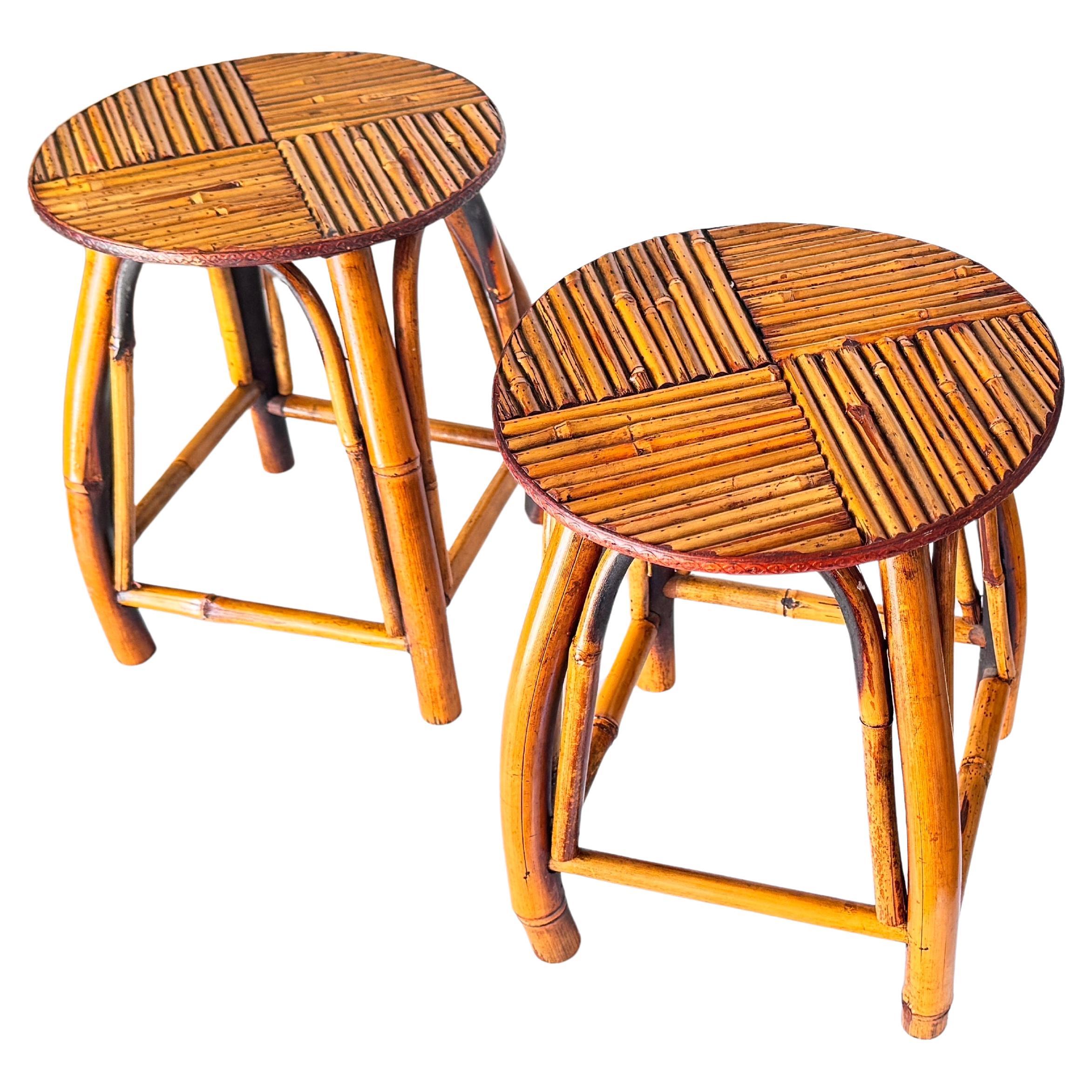 Mid-Century moderno Coppia di sgabelli della Costa Azzurra degli anni '50, in rattan intrecciato e bambù, con una vibrante geometria in vendita