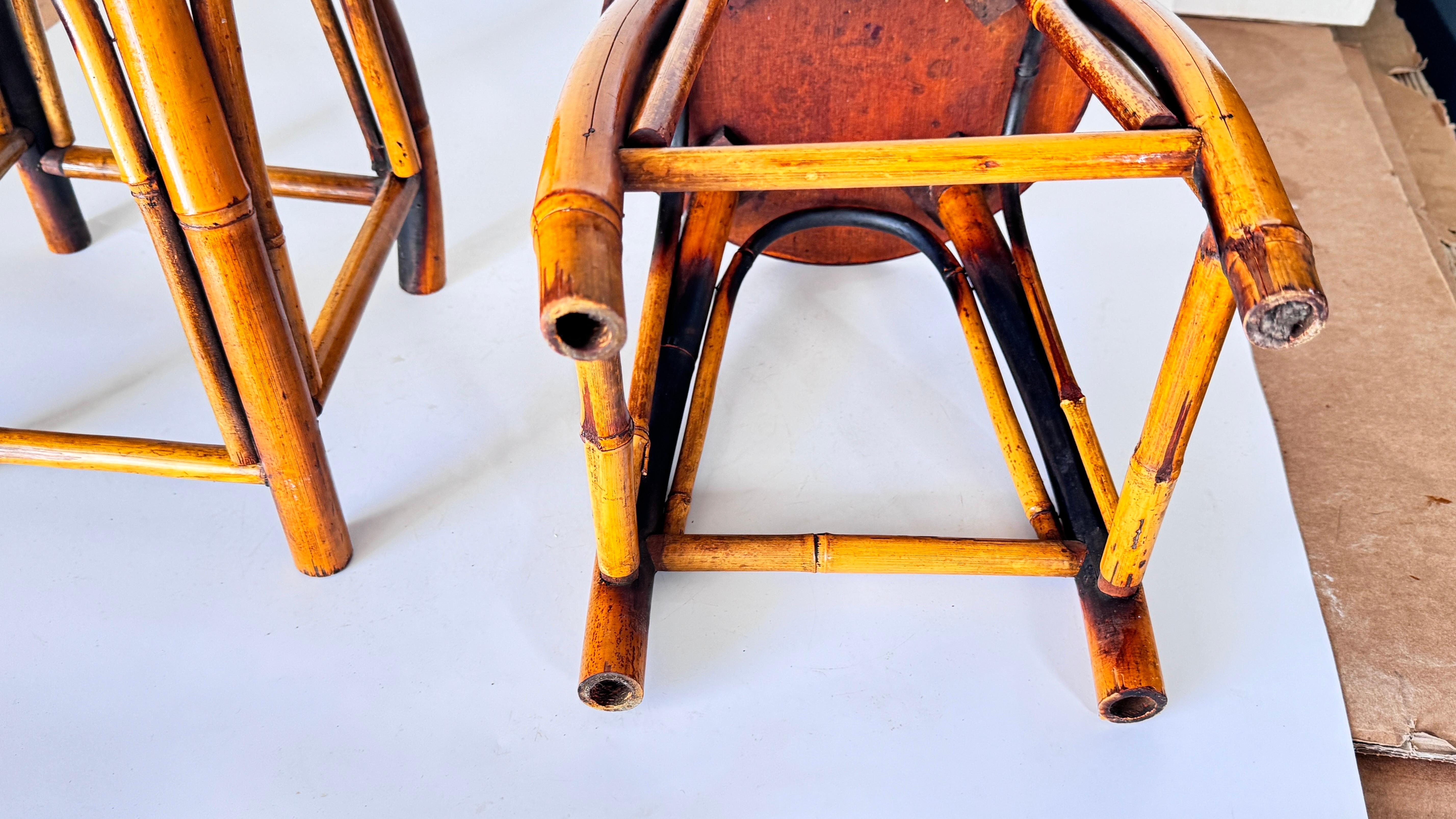 Francese Coppia di sgabelli della Costa Azzurra degli anni '50, in rattan intrecciato e bambù, con una vibrante geometria in vendita
