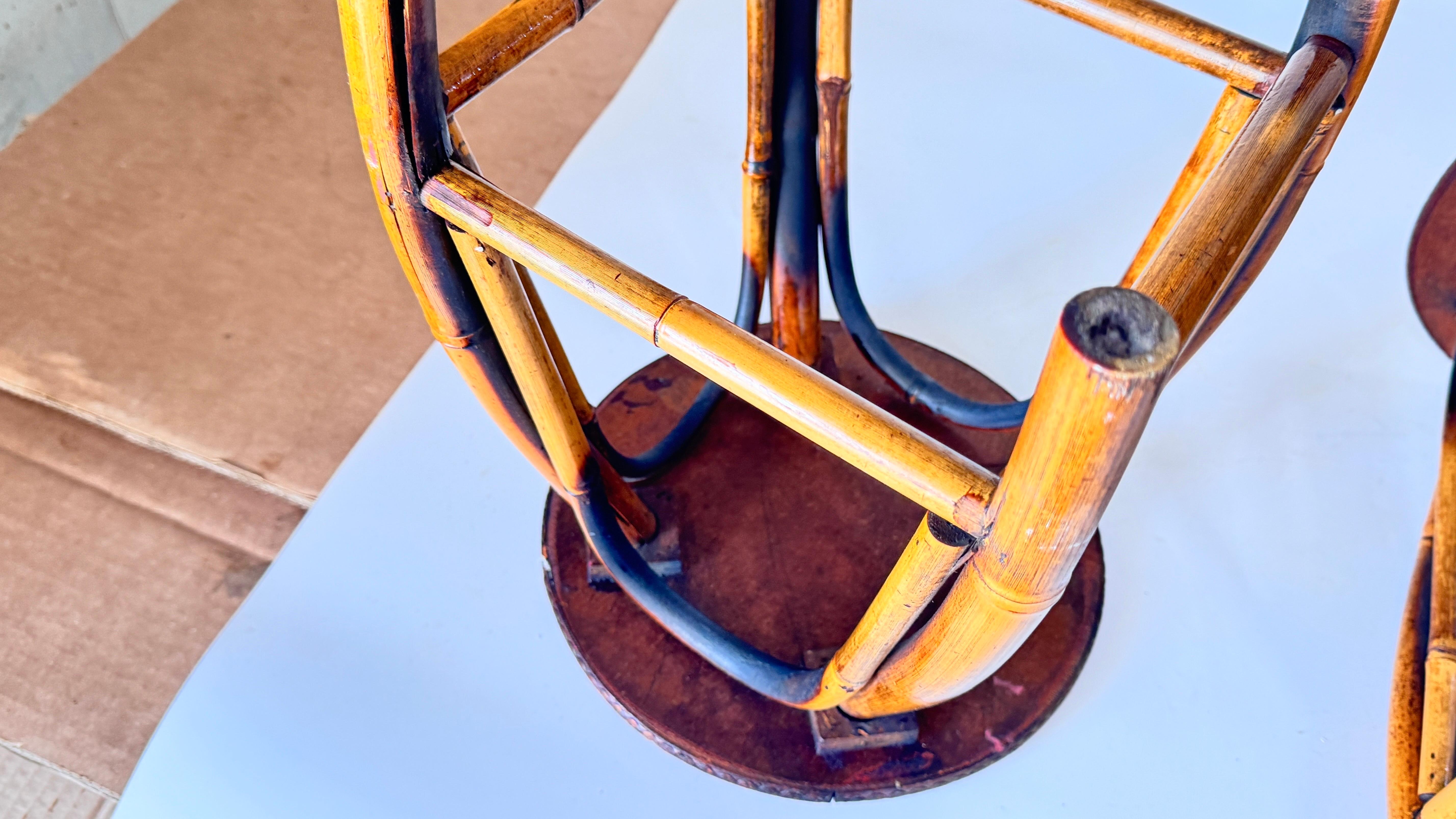 Metà XX secolo Coppia di sgabelli della Costa Azzurra degli anni '50, in rattan intrecciato e bambù, con una vibrante geometria in vendita