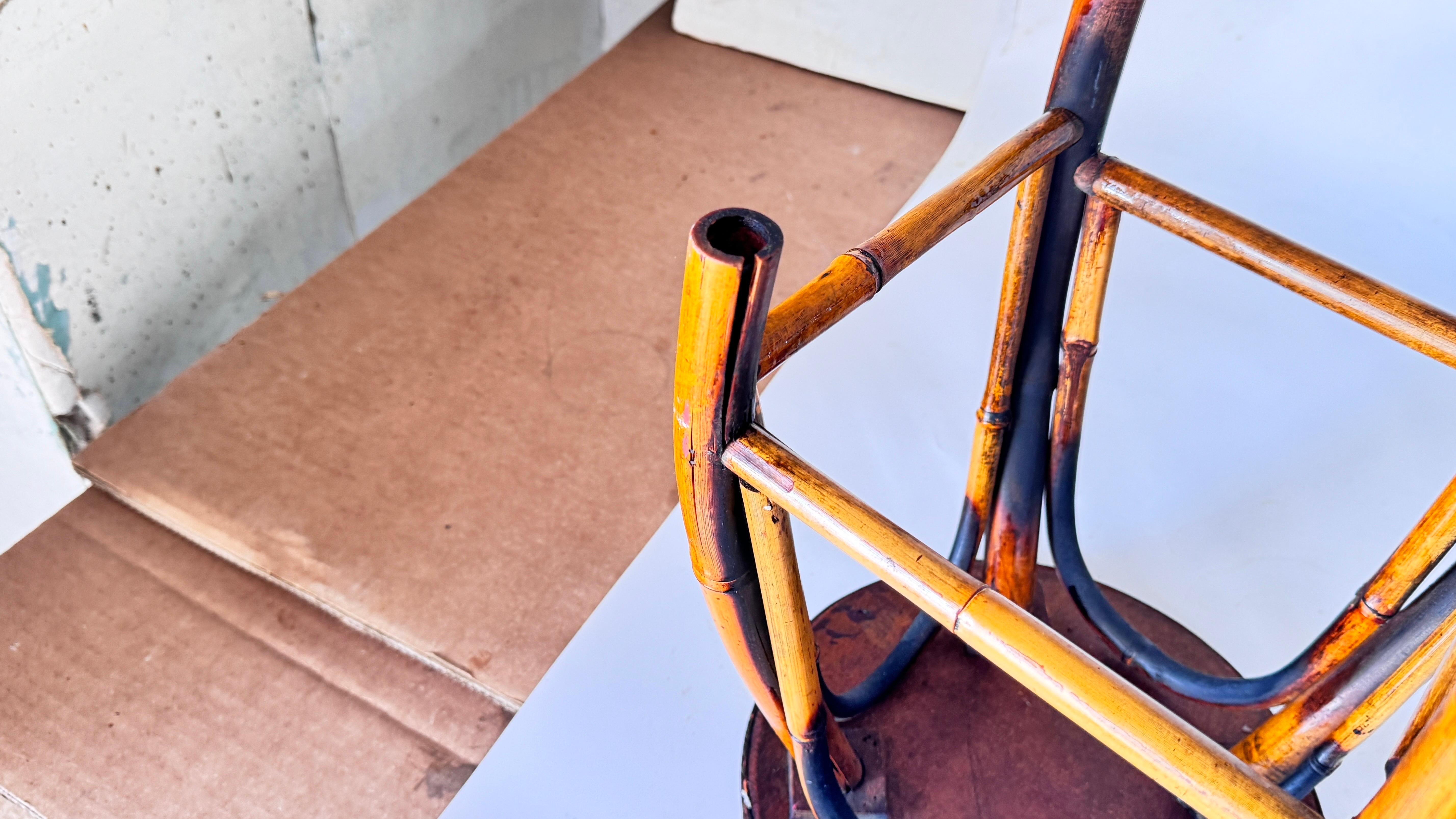 Legno Coppia di sgabelli della Costa Azzurra degli anni '50, in rattan intrecciato e bambù, con una vibrante geometria in vendita