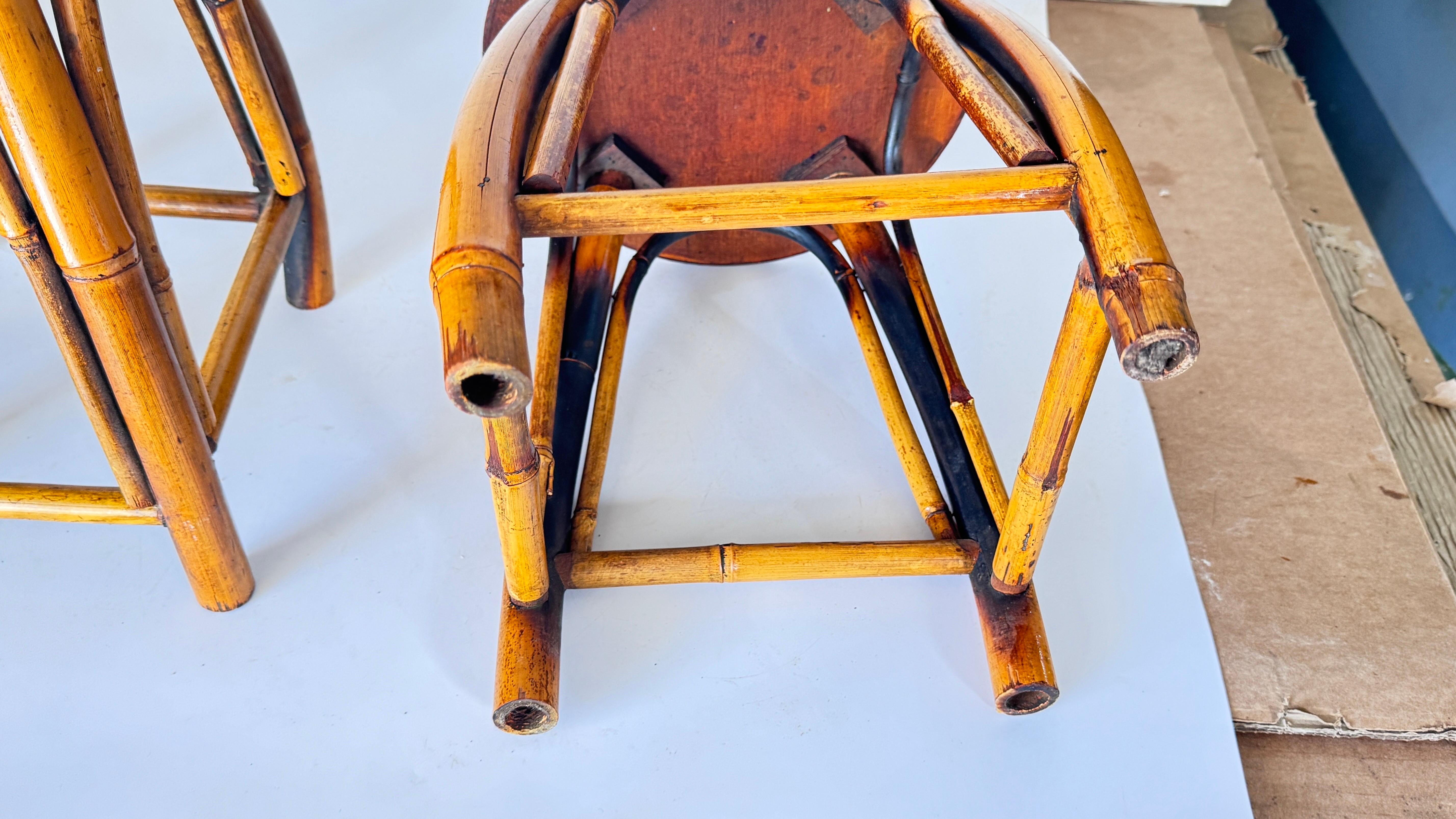 Coppia di sgabelli della Costa Azzurra degli anni '50, in rattan intrecciato e bambù, con una vibrante geometria in vendita 2