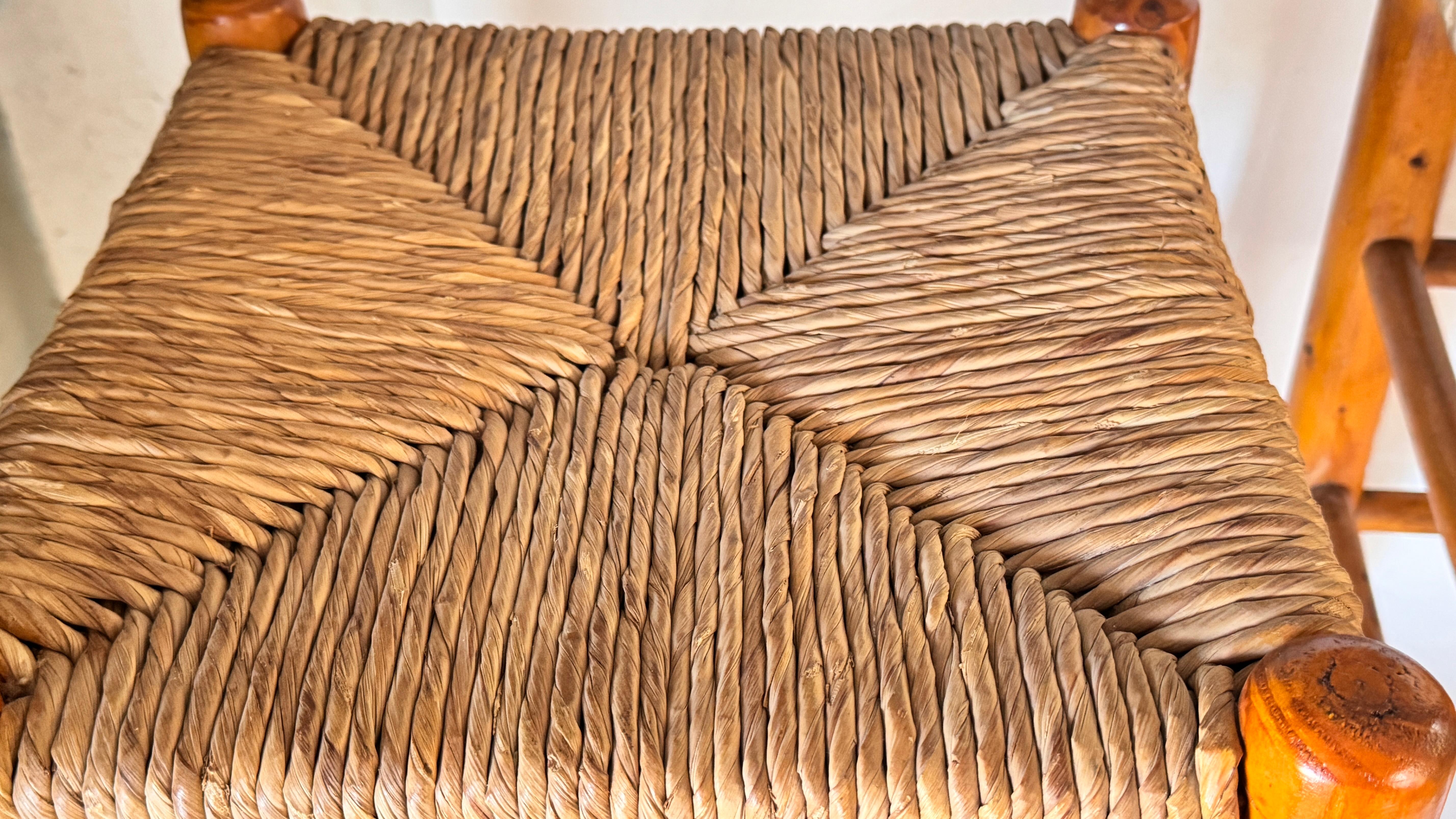 Pareja de taburetes franceses de los años 50 al estilo de Charlotte Perriand Madera Tejida Paja en venta 4