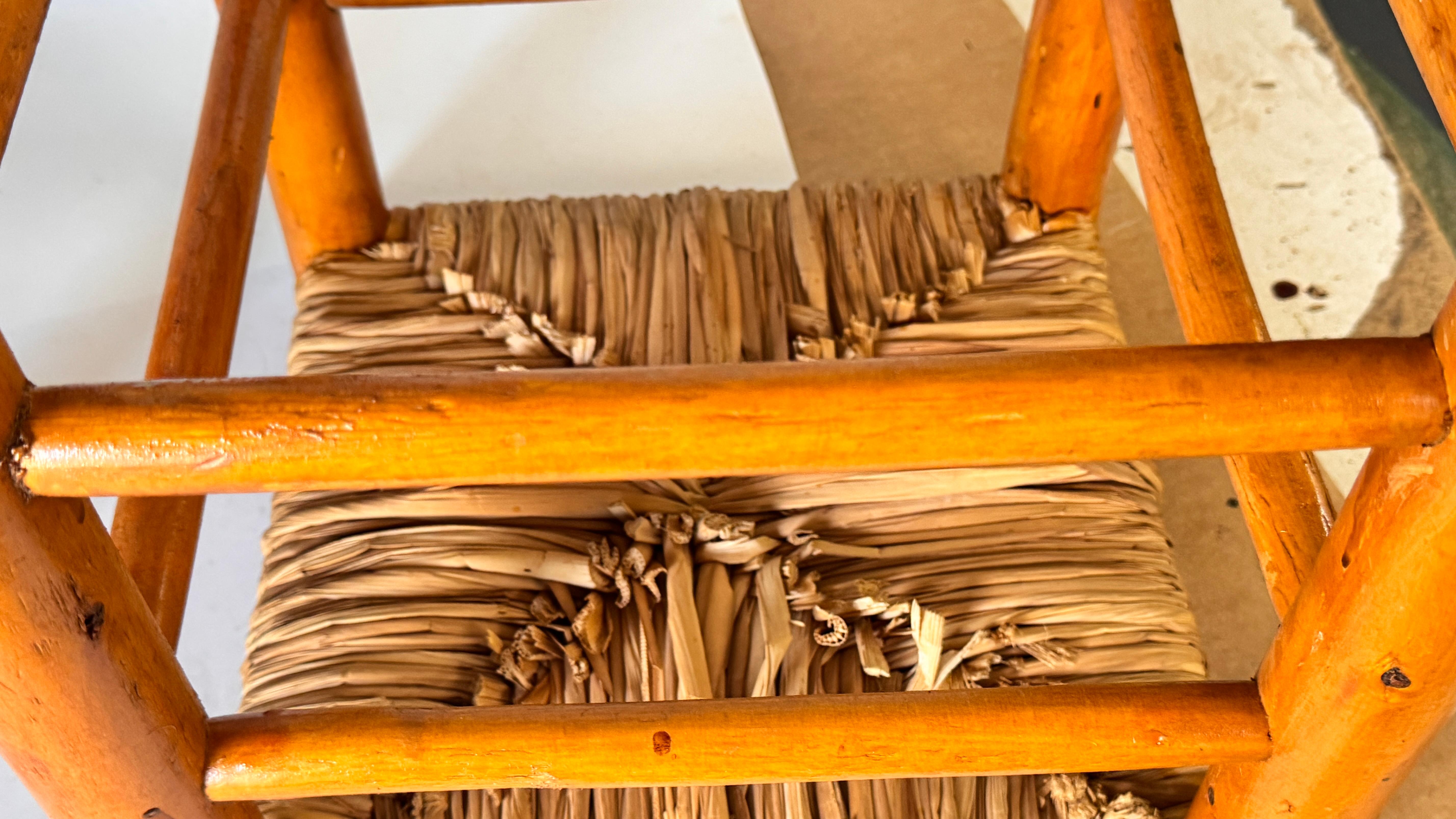 Pareja de taburetes franceses de los años 50 al estilo de Charlotte Perriand Madera Tejida Paja en venta 7