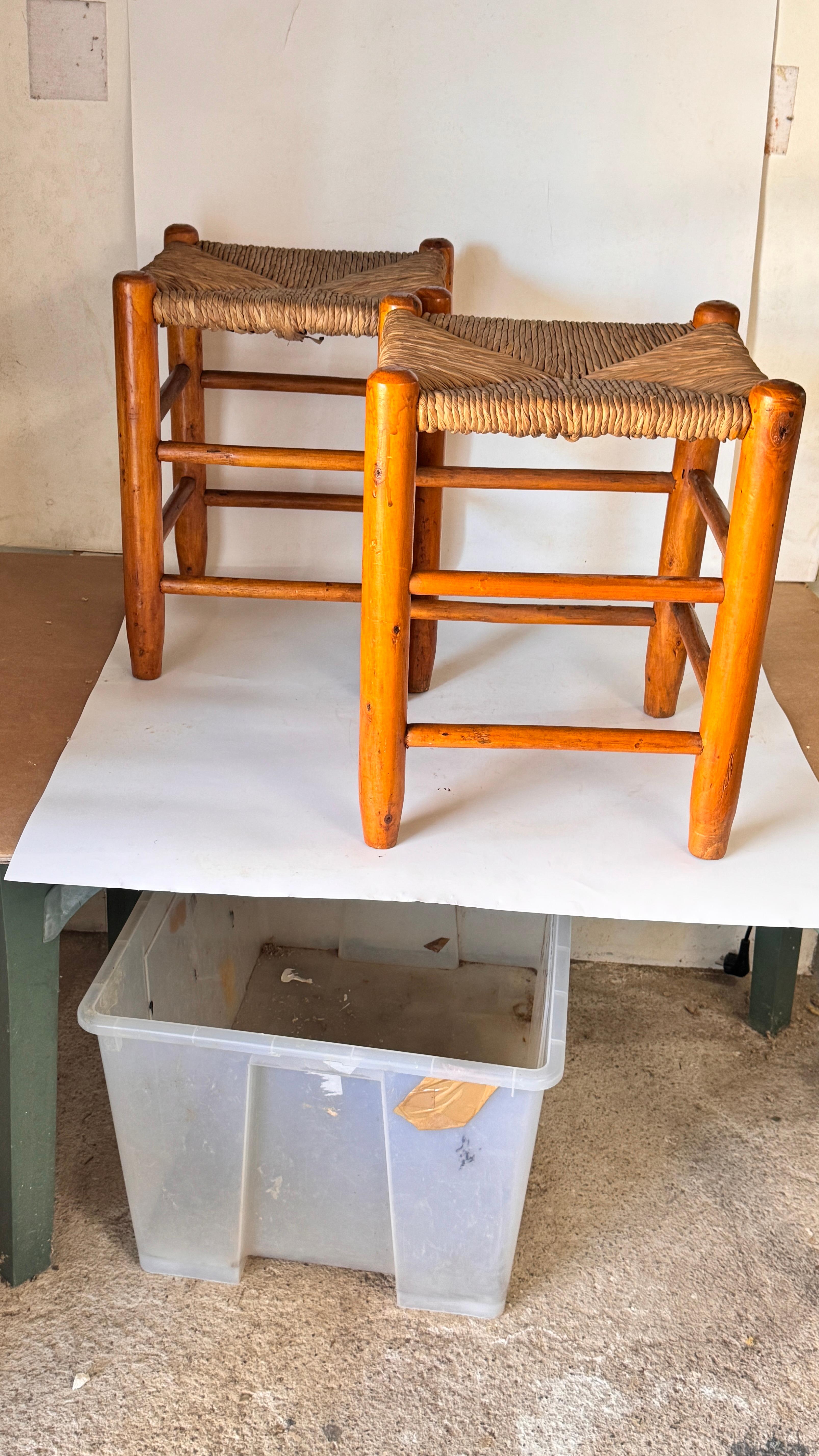 Pareja de taburetes franceses de los años 50 al estilo de Charlotte Perriand Madera Tejida Paja Moderno de mediados de siglo en venta