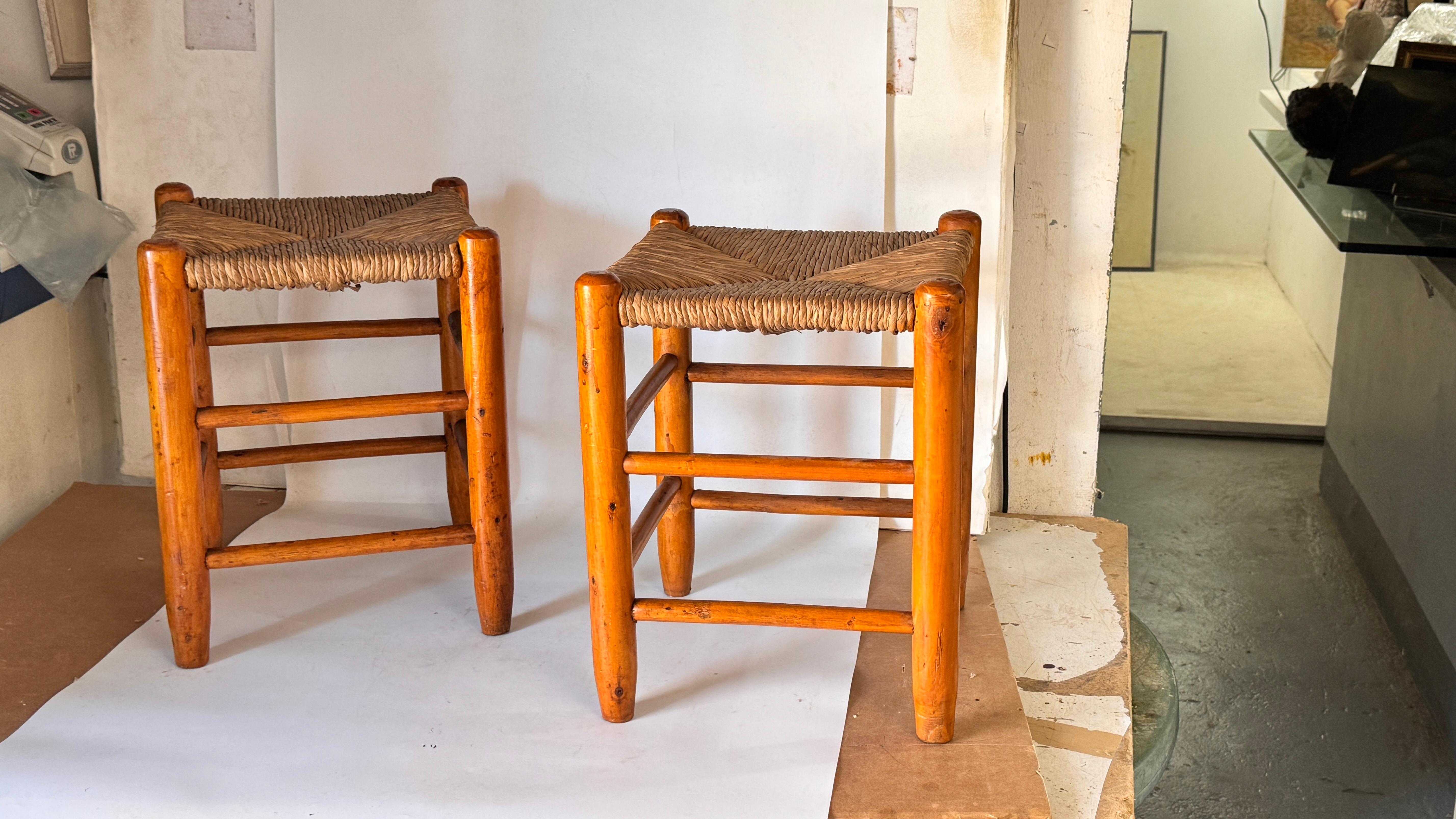 Pareja de taburetes franceses de los años 50 al estilo de Charlotte Perriand Madera Tejida Paja Francés en venta