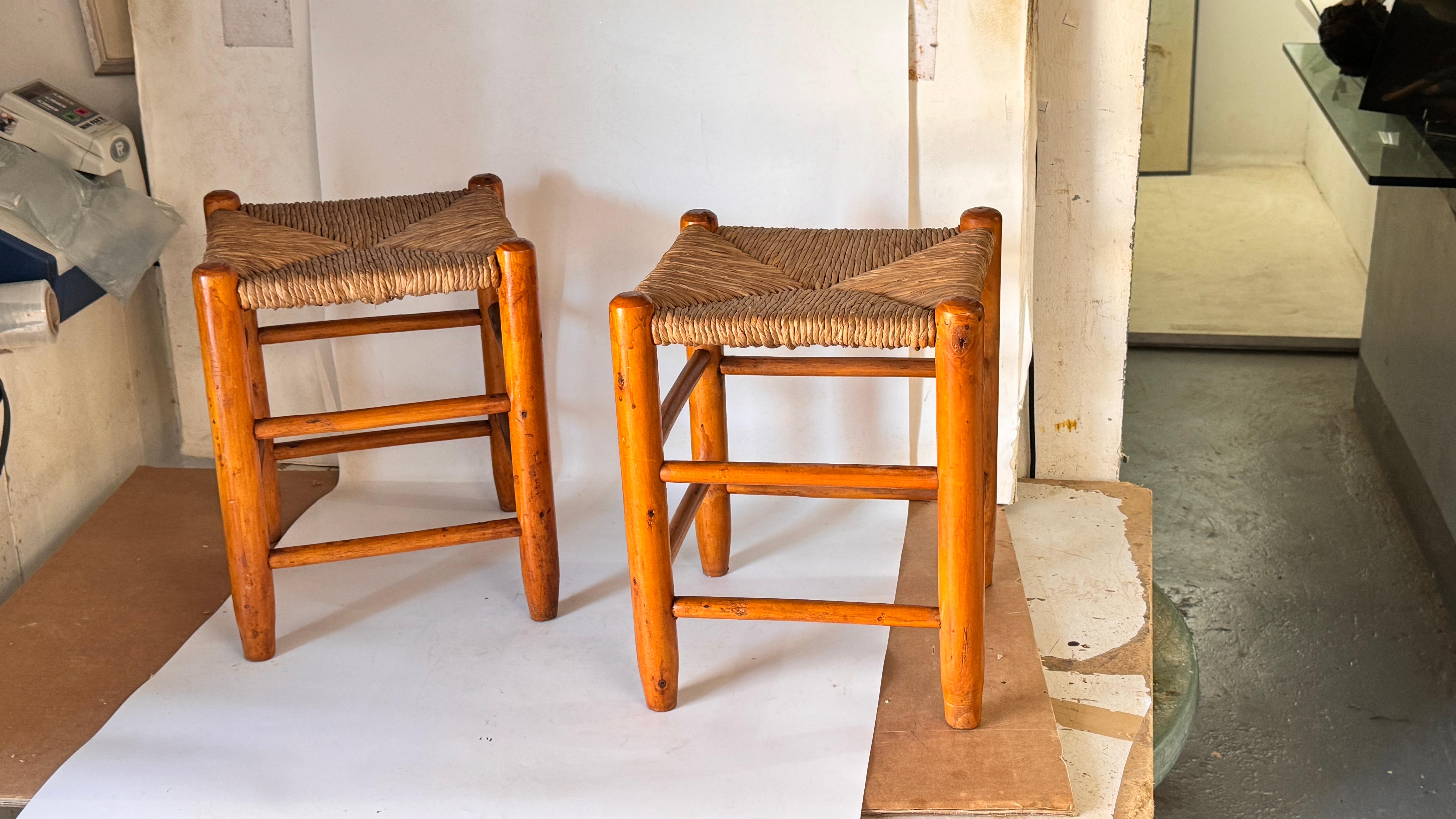 Pareja de taburetes franceses de los años 50 al estilo de Charlotte Perriand Madera Tejida Paja en Bueno estado para la venta en Auribeau sur Siagne, FR