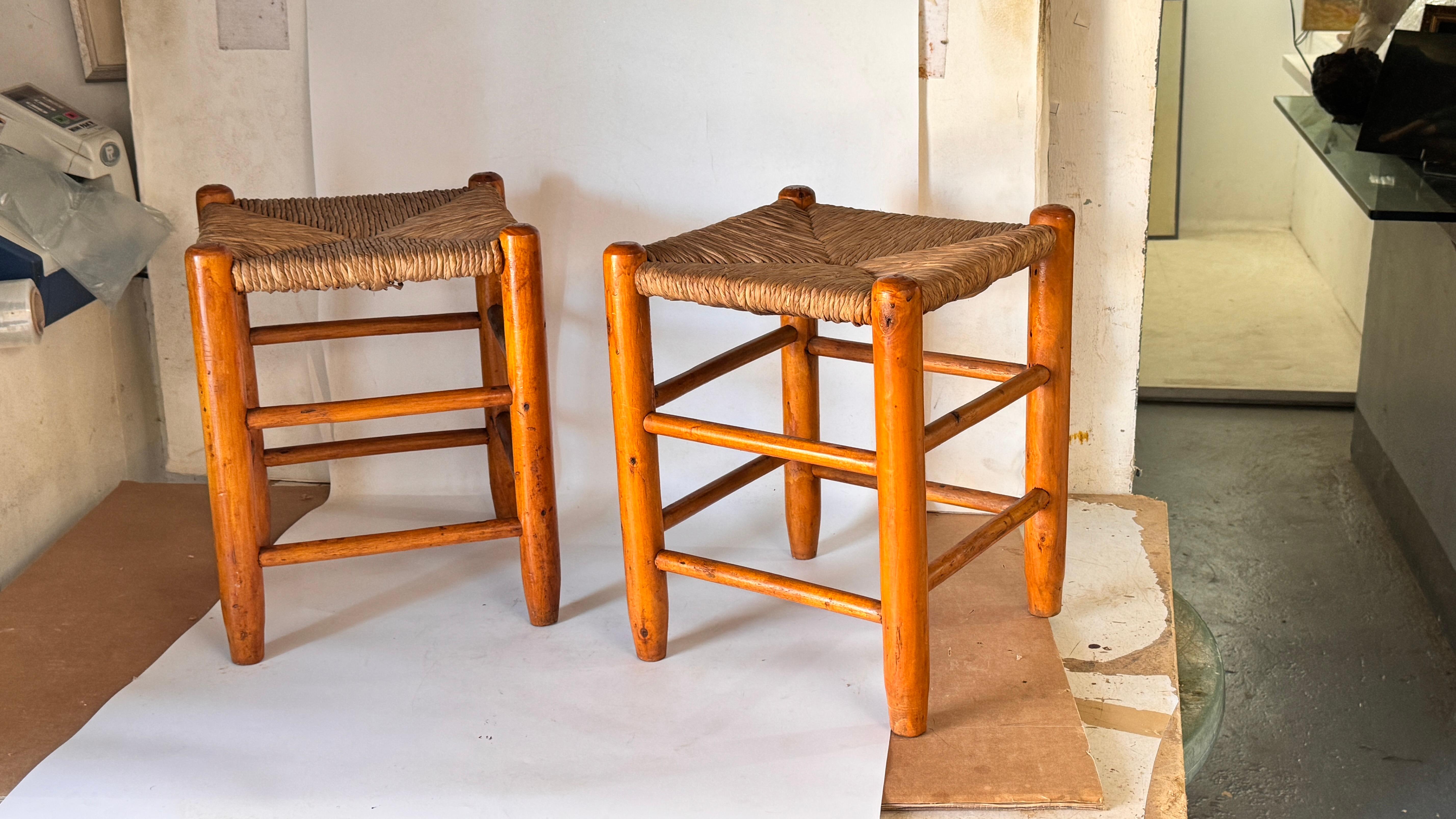 Pareja de taburetes franceses de los años 50 al estilo de Charlotte Perriand Madera Tejida Paja mediados del siglo XX en venta