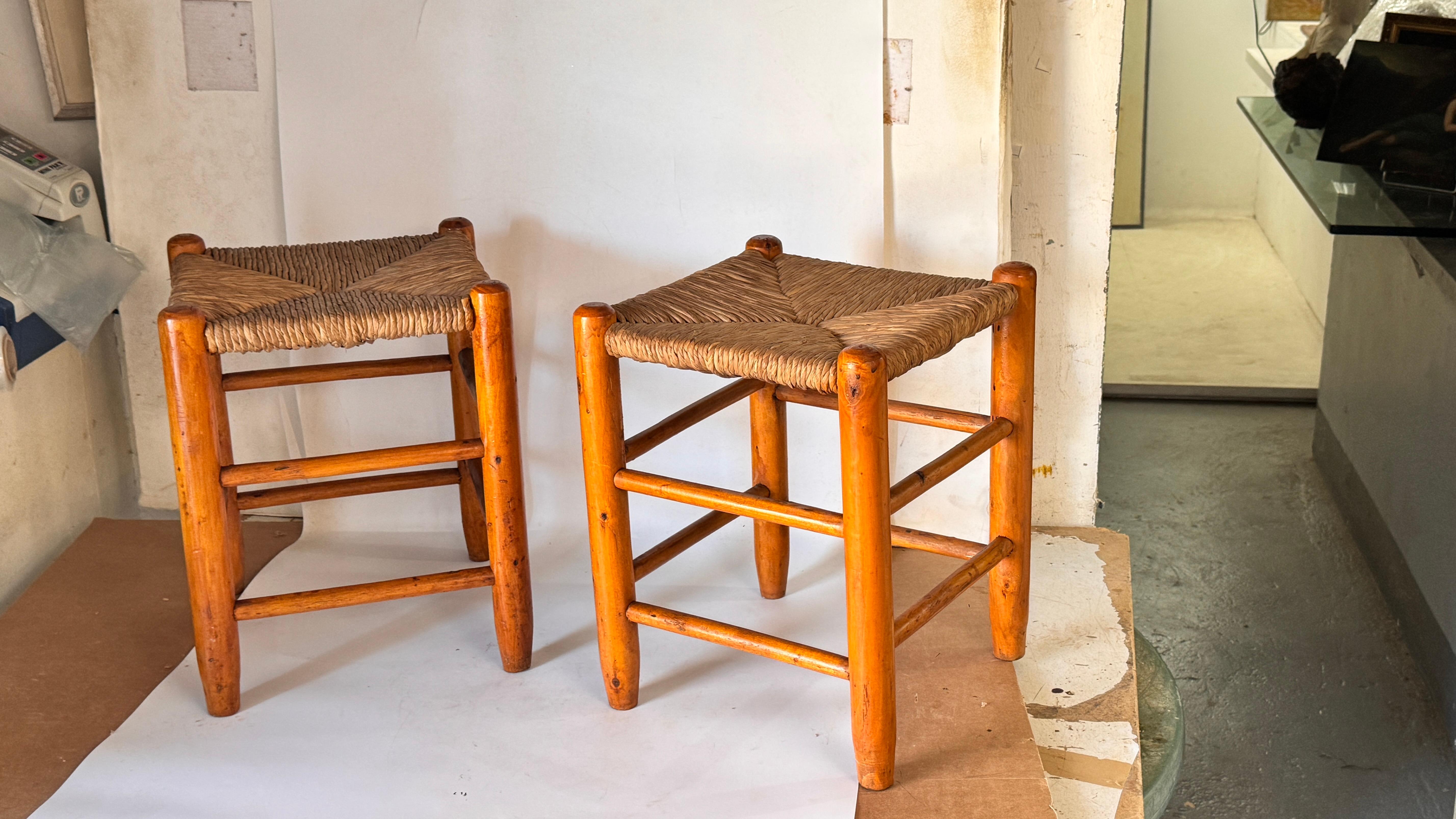 Pareja de taburetes franceses de los años 50 al estilo de Charlotte Perriand Madera Tejida Paja en venta 1