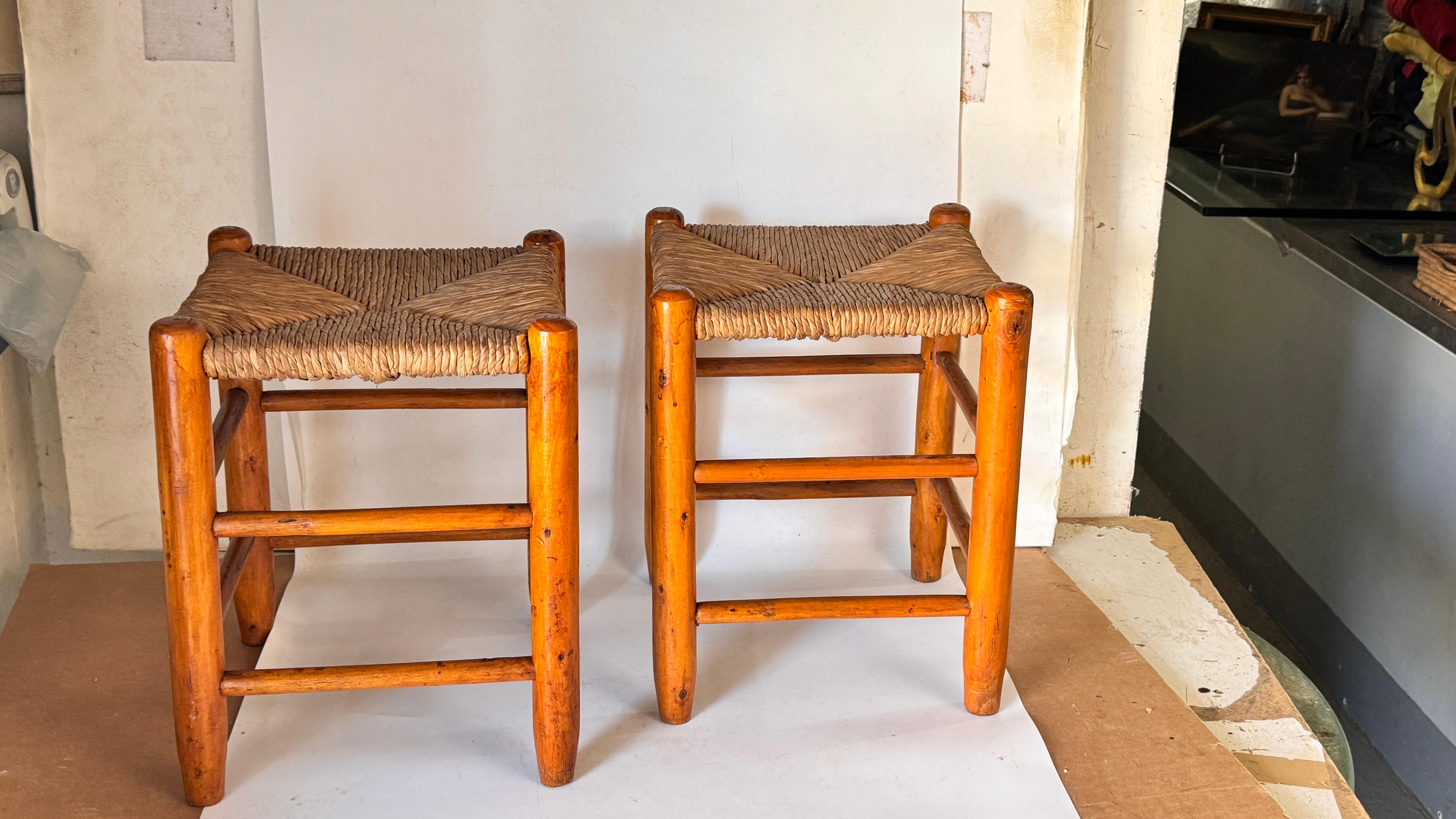 Pareja de taburetes franceses de los años 50 al estilo de Charlotte Perriand Madera Tejida Paja en venta 2