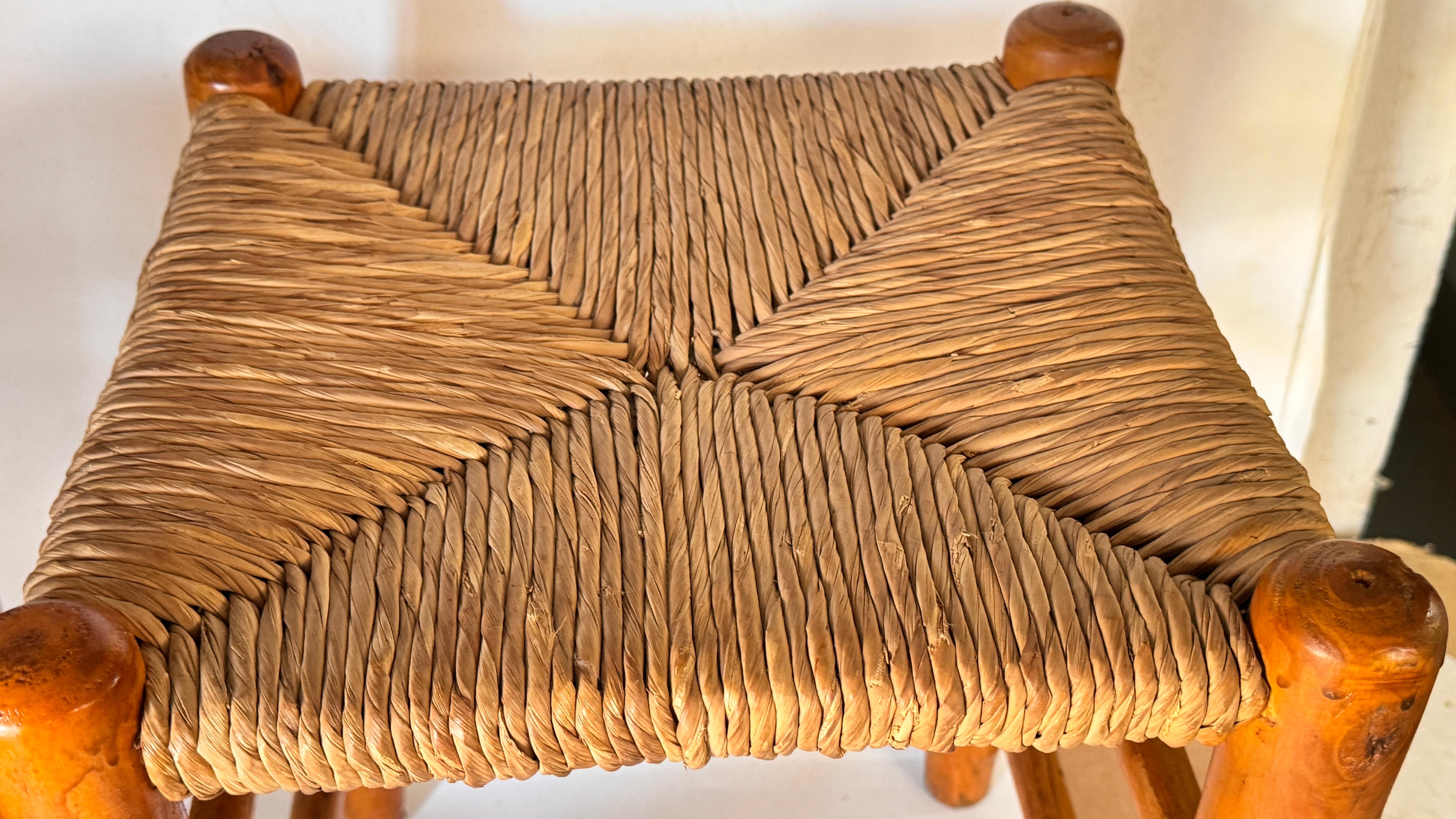Pareja de taburetes franceses de los años 50 al estilo de Charlotte Perriand Madera Tejida Paja en venta 3