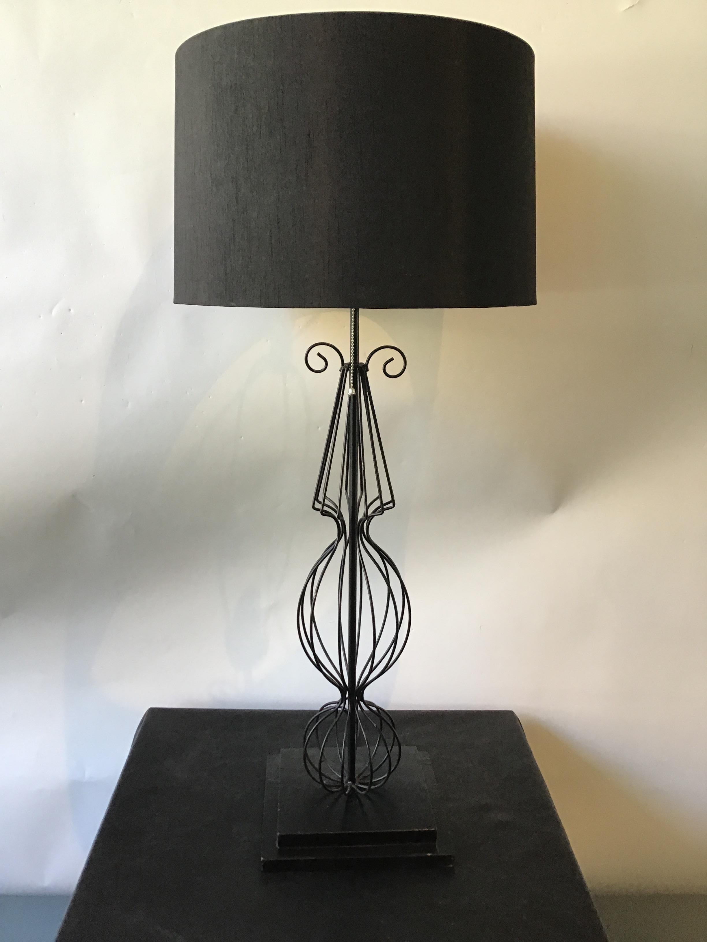 Paire de lampes françaises en fil métallique des années 1950 en vente 3