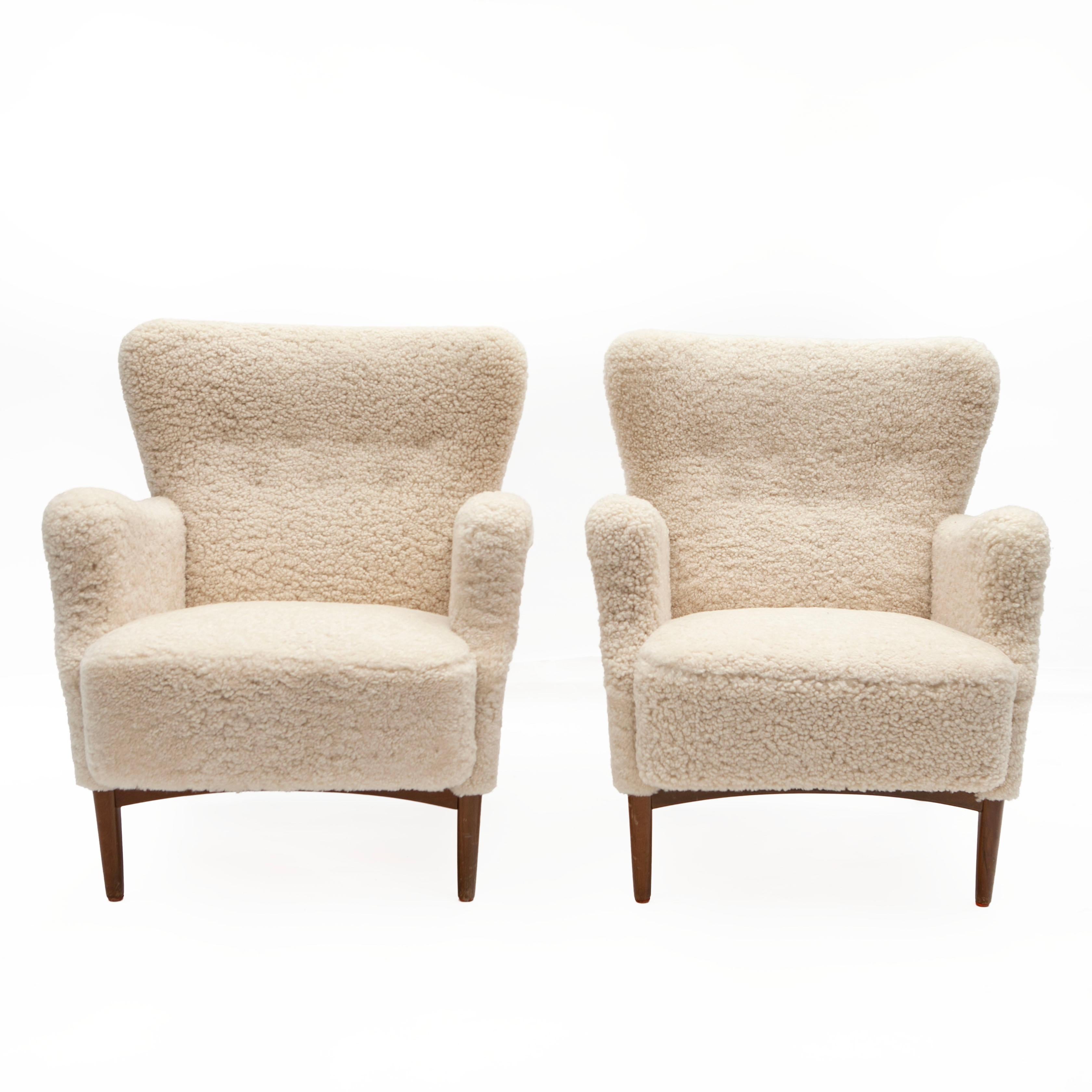 Pair of easy chairs, model 8010, by manufacturers Fritz Hansen.
Sculptural chairs re-upholstered in high quality sheepskin, legs of stained beech. Very good seating comfort.
Denmark circa 1950s.

Literature: Fritz Hansen catalog 1951, p. 59
Price is