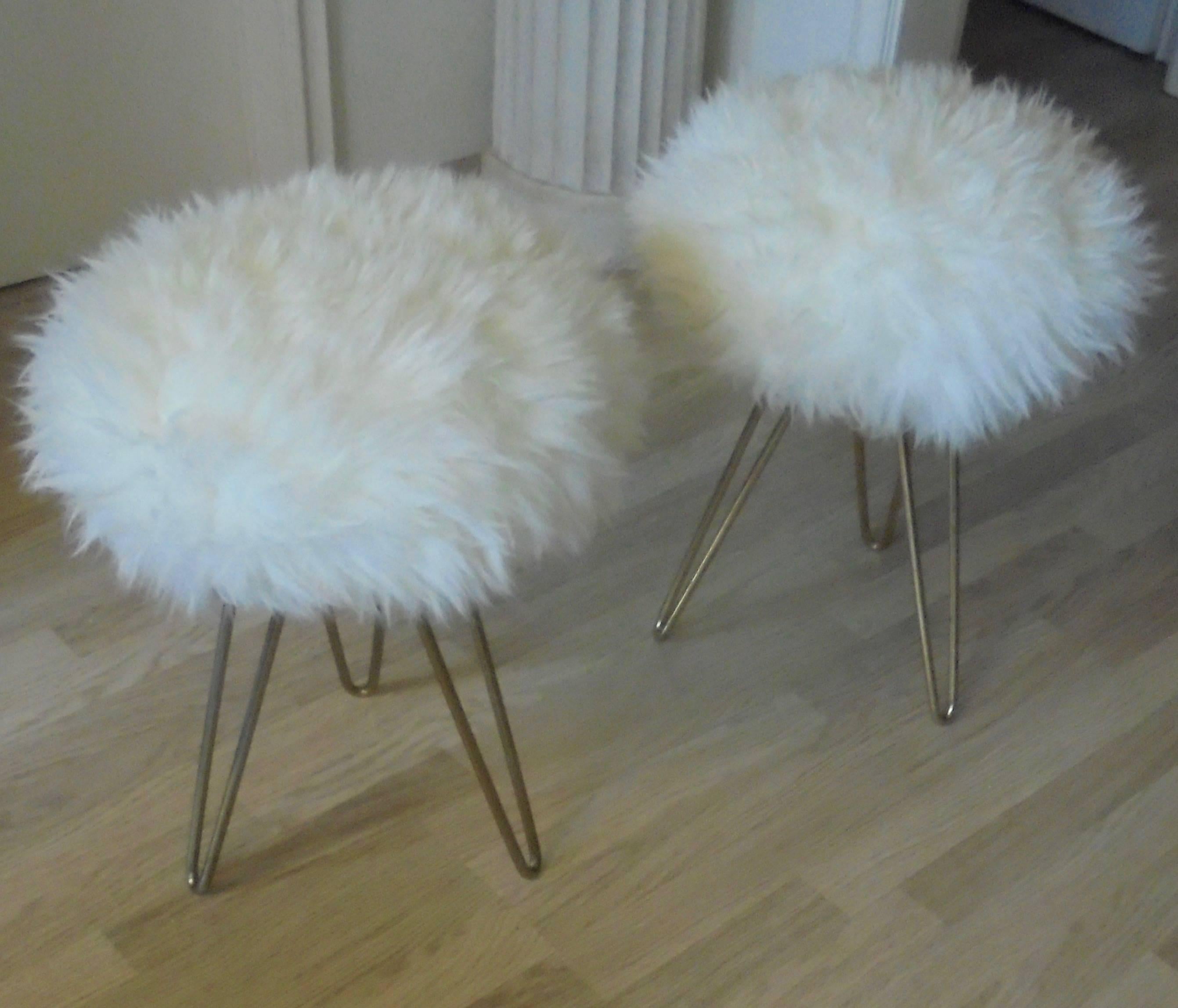 The white fur seat rests on three curved patinated brass feet.
From France,
circa 1950.