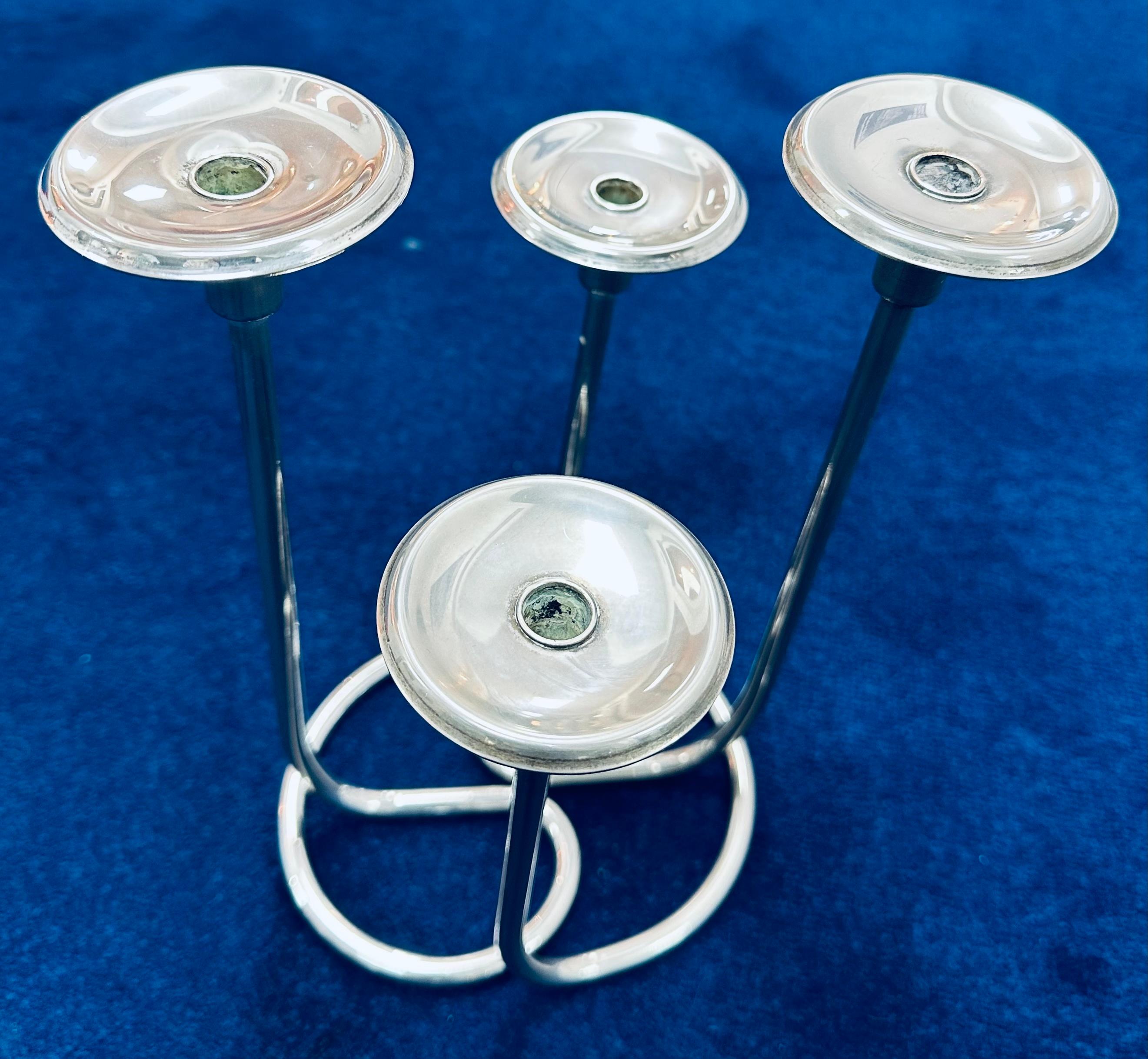 Paar Kerzenhalter aus deutschem Silberblech der 1950er Jahre im Stil von Wilhelm Wagenfeld im Angebot 3