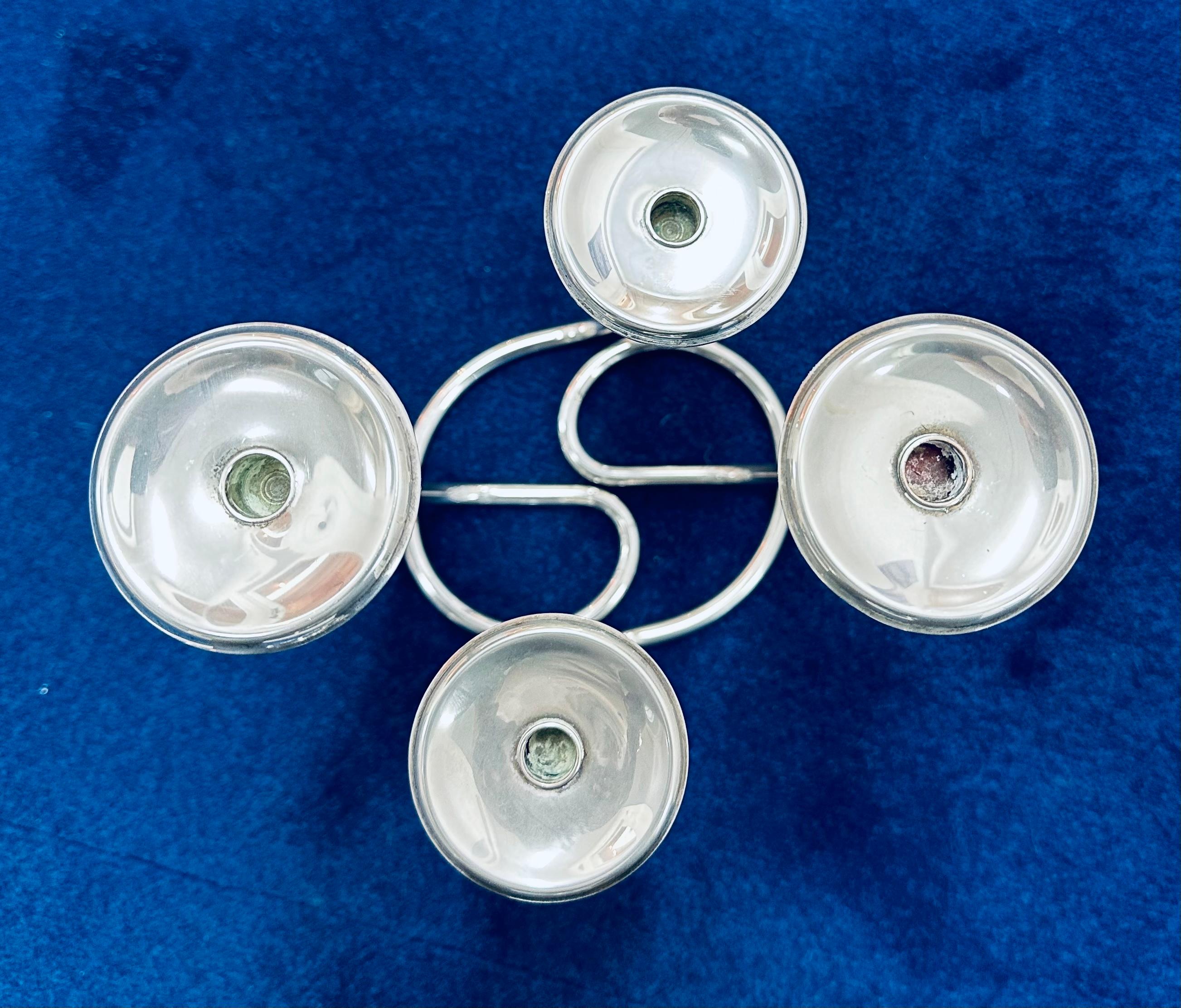 Paar Kerzenhalter aus deutschem Silberblech der 1950er Jahre im Stil von Wilhelm Wagenfeld im Angebot 4