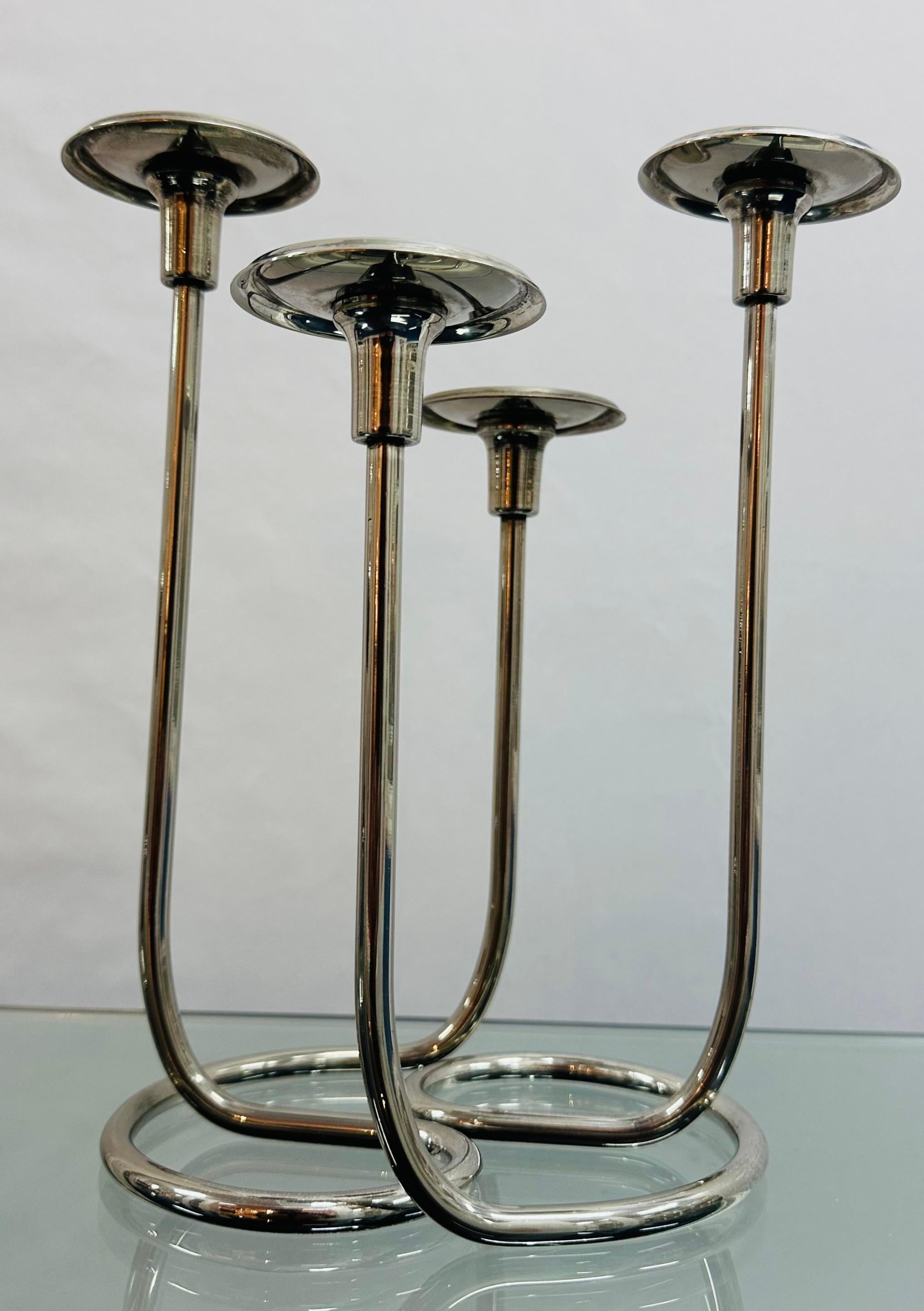 Paire de bougeoirs en métal argenté allemand des années 1950 dans le style Wilhelm Wagenfeld en vente 1