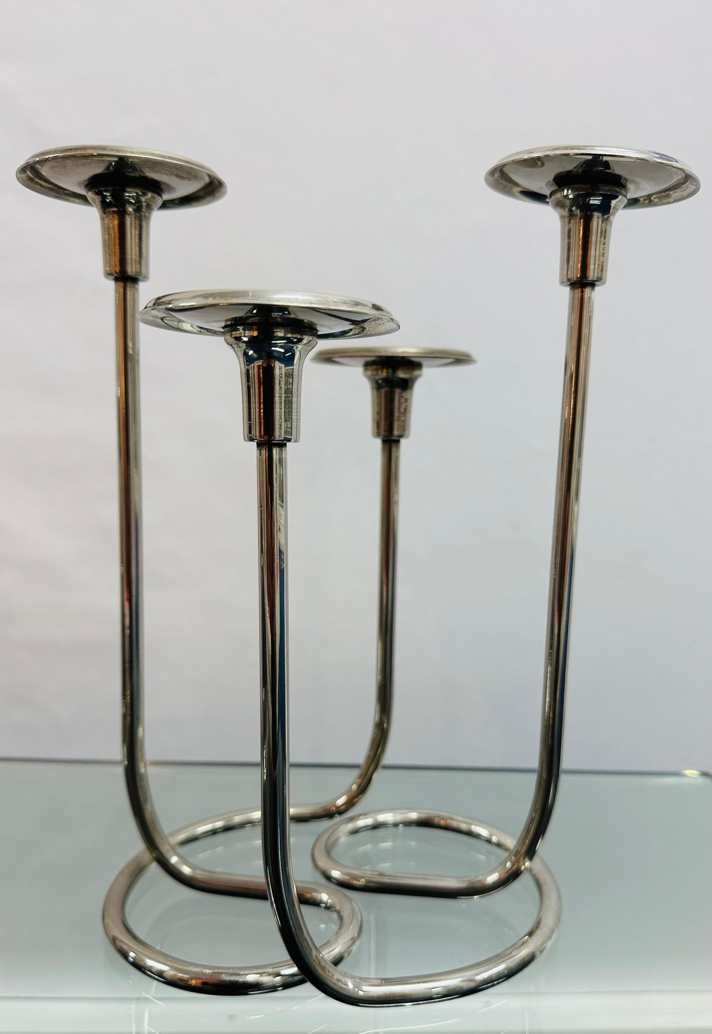 Paar Kerzenhalter aus deutschem Silberblech der 1950er Jahre im Stil von Wilhelm Wagenfeld im Angebot 2