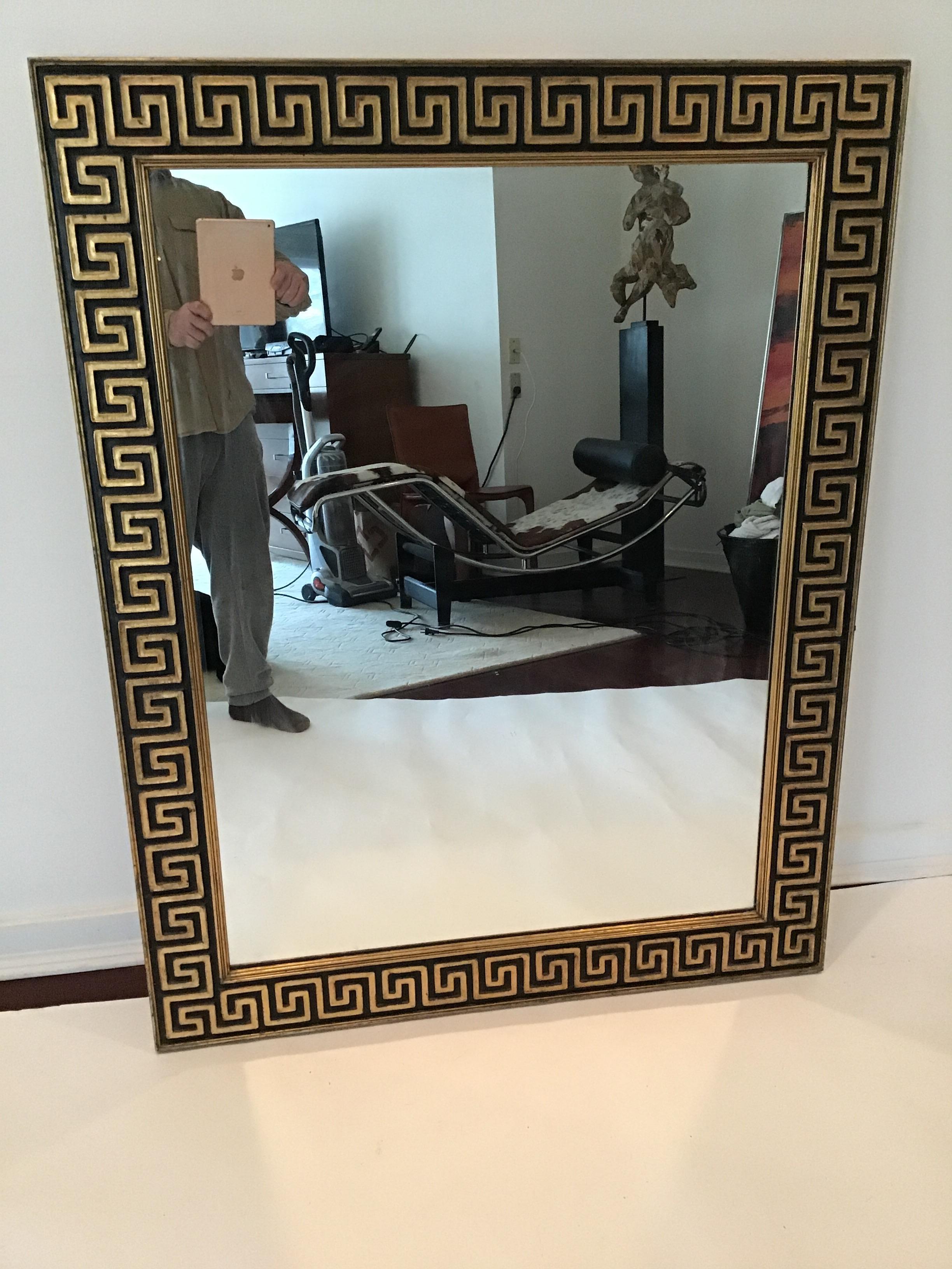 Paire de miroirs à clef grecque en bois doré des années 1950 Bon état - En vente à Tarrytown, NY