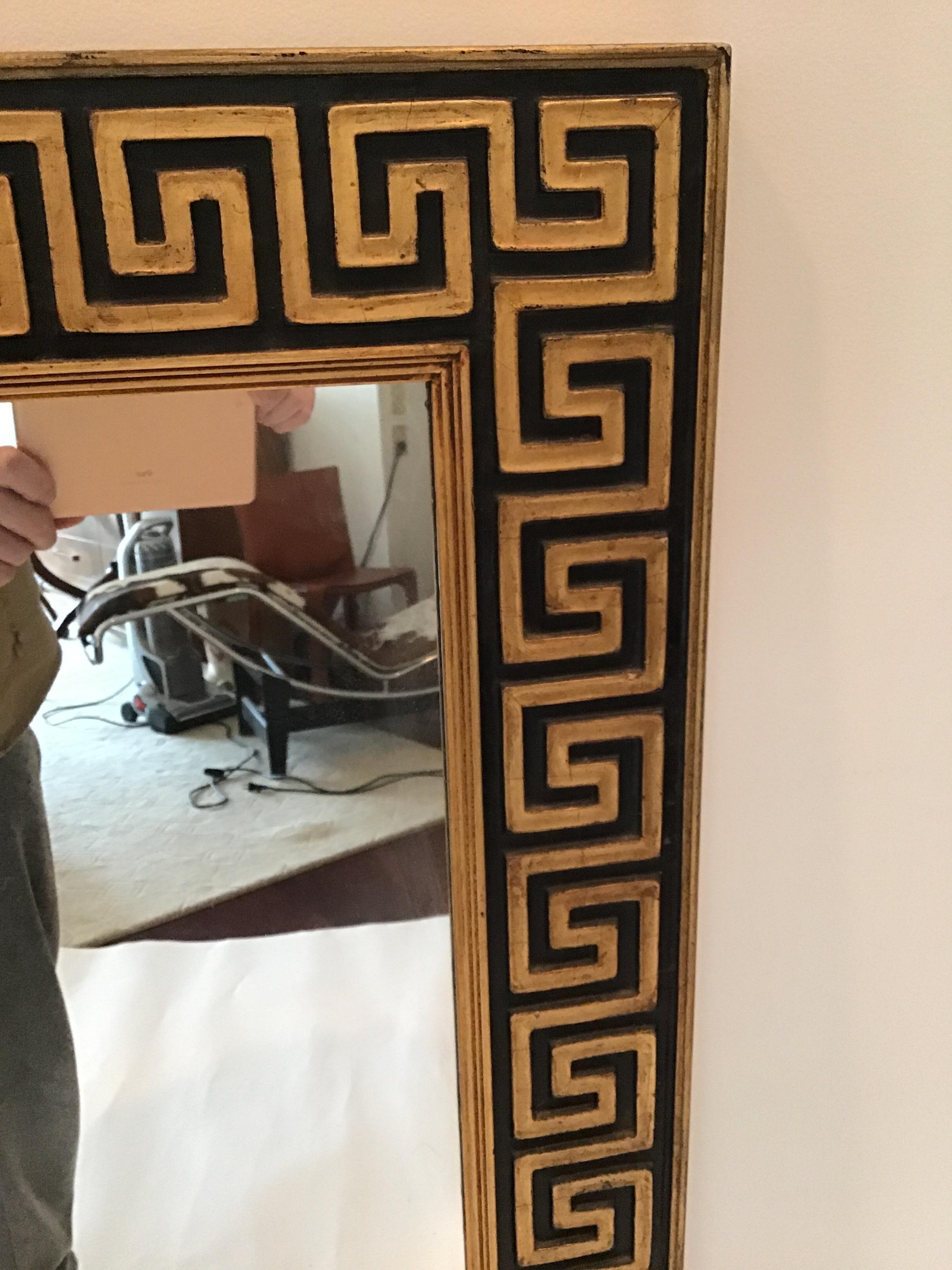 Milieu du XXe siècle Paire de miroirs à clef grecque en bois doré des années 1950 en vente