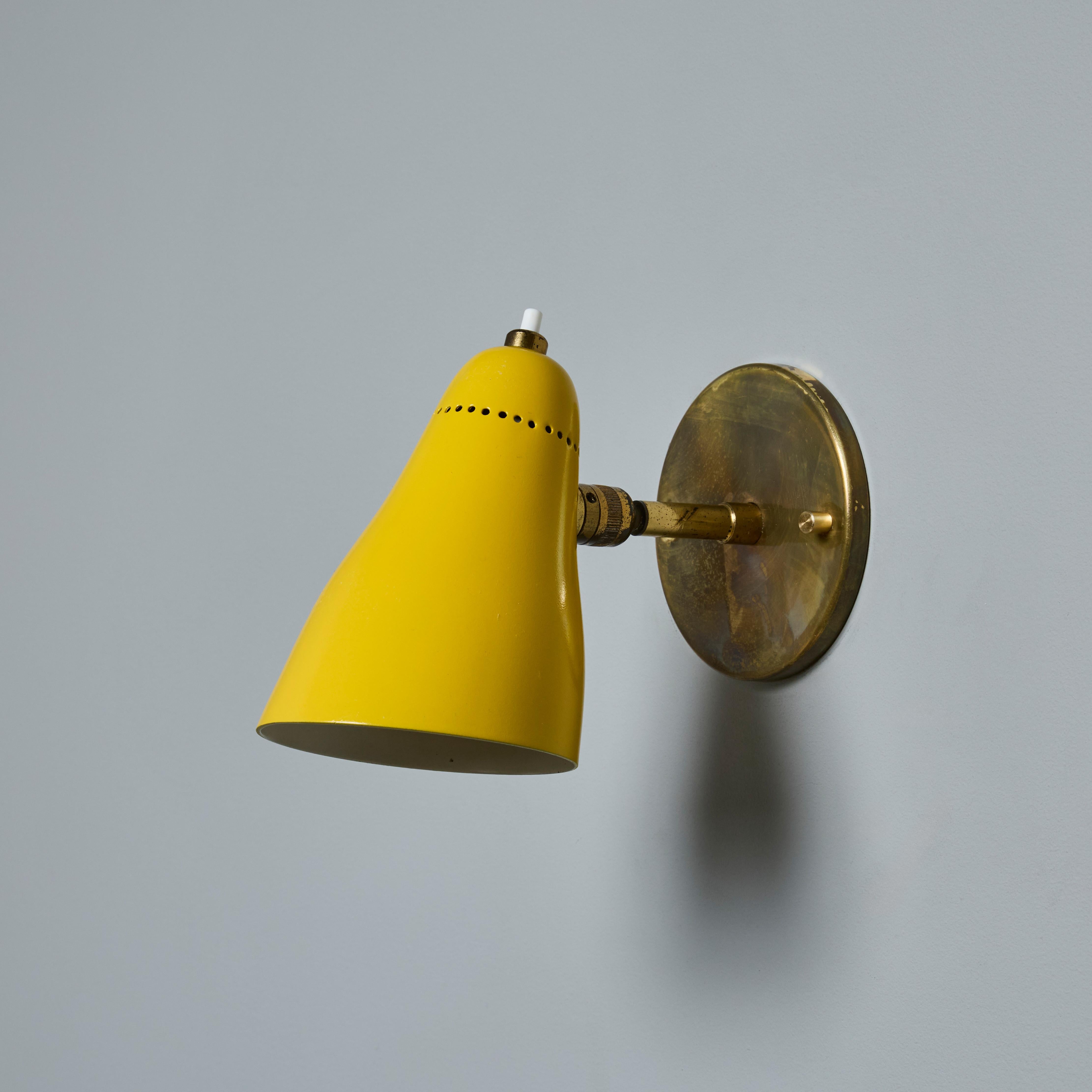 Coppia di lampade gialle snodabili Giuseppe Ostuni Model #101 degli anni '50 per O-Luce In condizioni buone in vendita a Glendale, CA