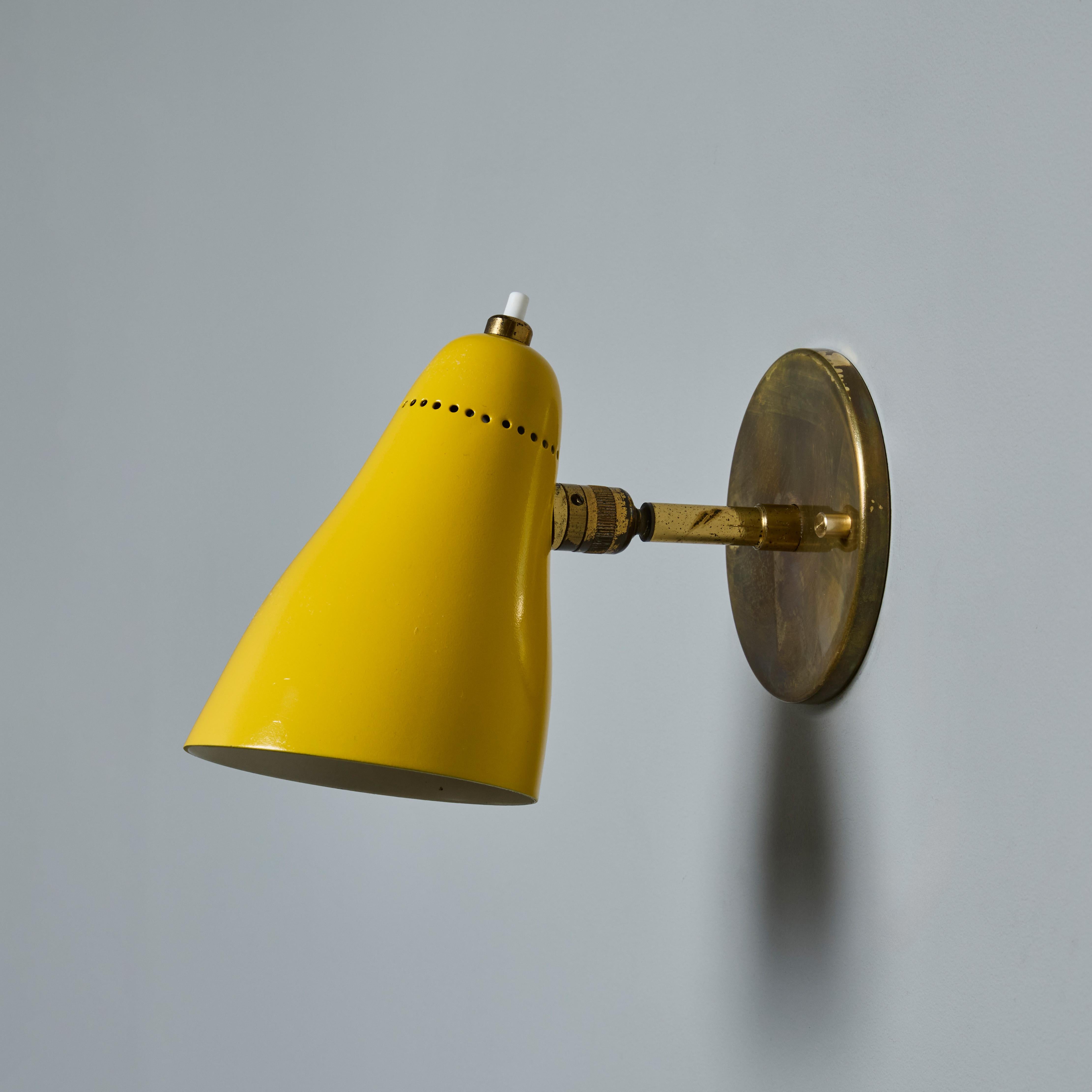 Alluminio Coppia di lampade gialle snodabili Giuseppe Ostuni Model #101 degli anni '50 per O-Luce in vendita