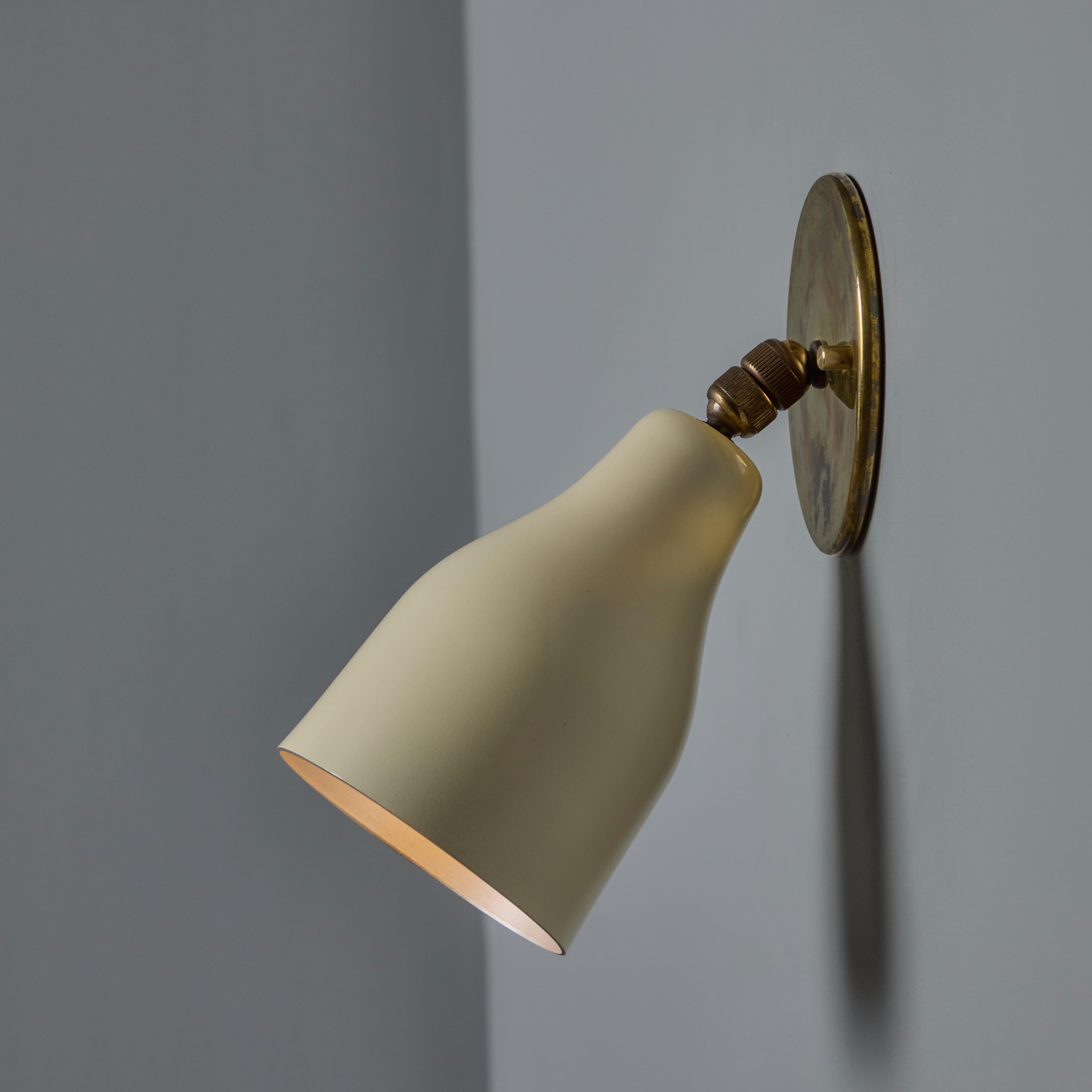 Pareja de apliques articulados de latón y blanco Giuseppe Ostuni de los años 50 para O-Luce Aluminio en venta