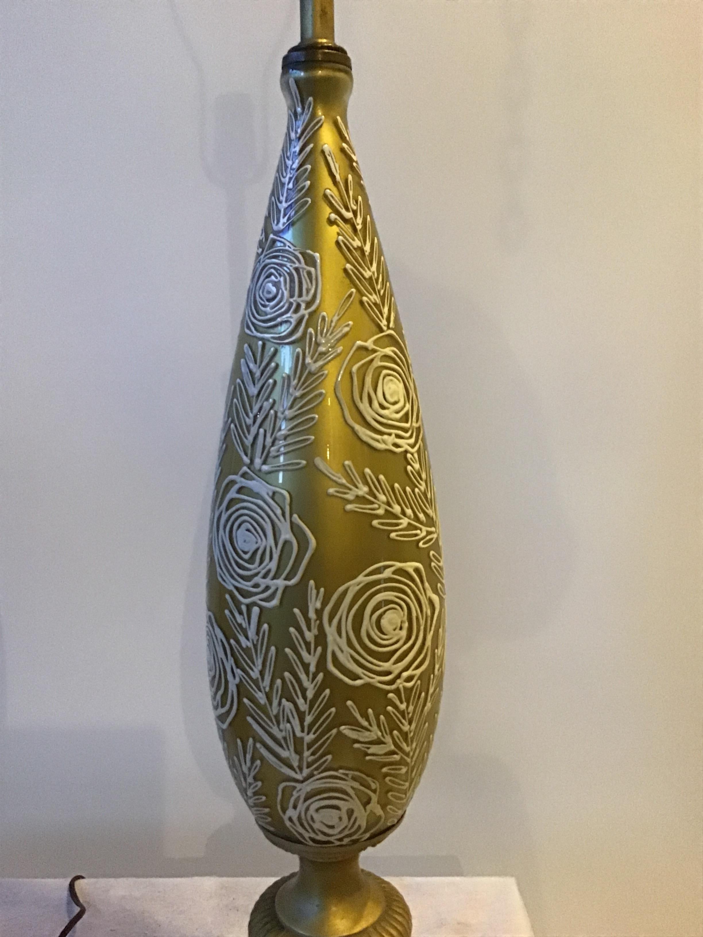 Paire de lampes en verre doré des années 1950 avec motif floral en relief Bon état - En vente à Tarrytown, NY