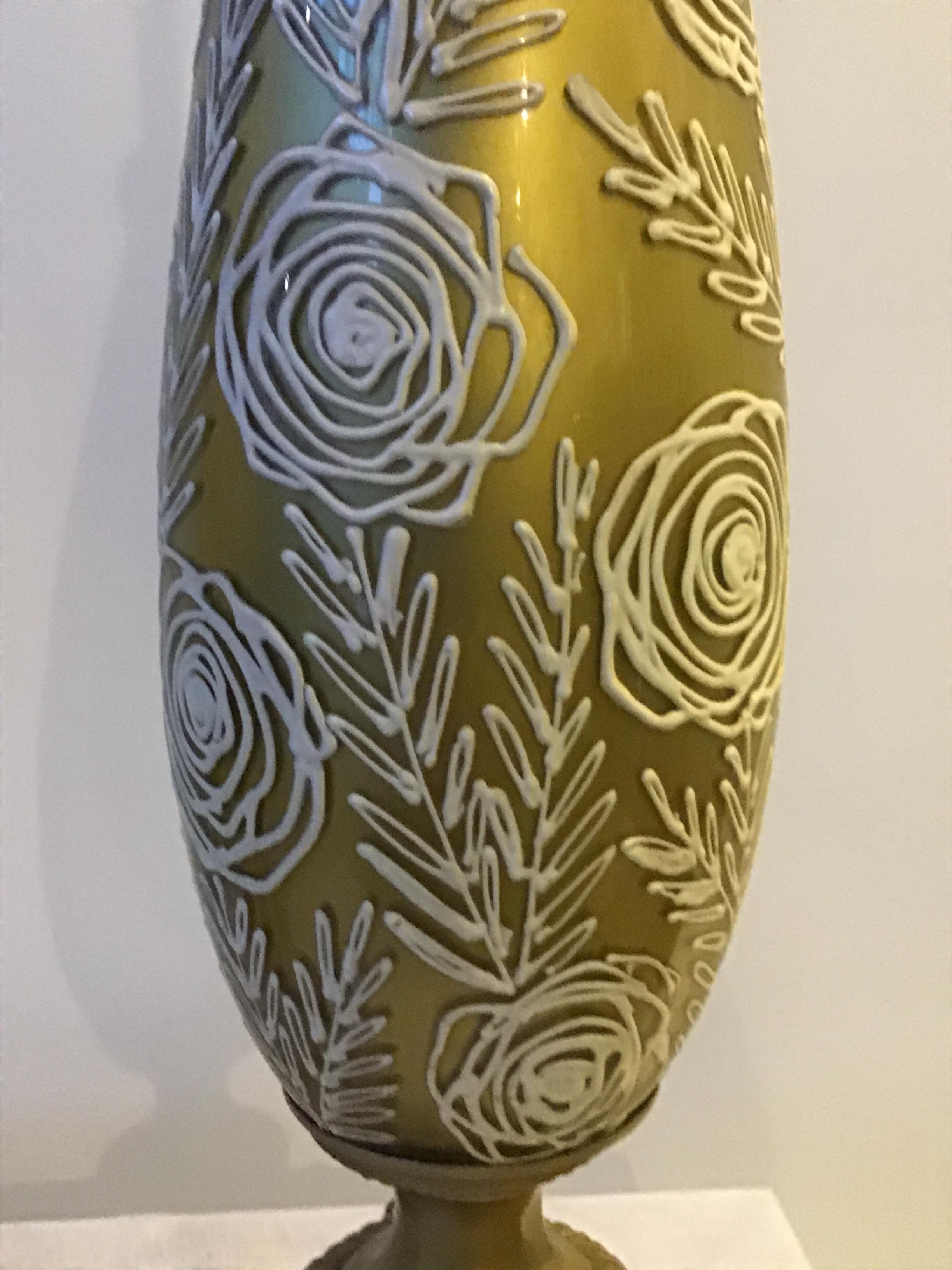 Paire de lampes en verre doré des années 1950 avec motif floral en relief en vente 2