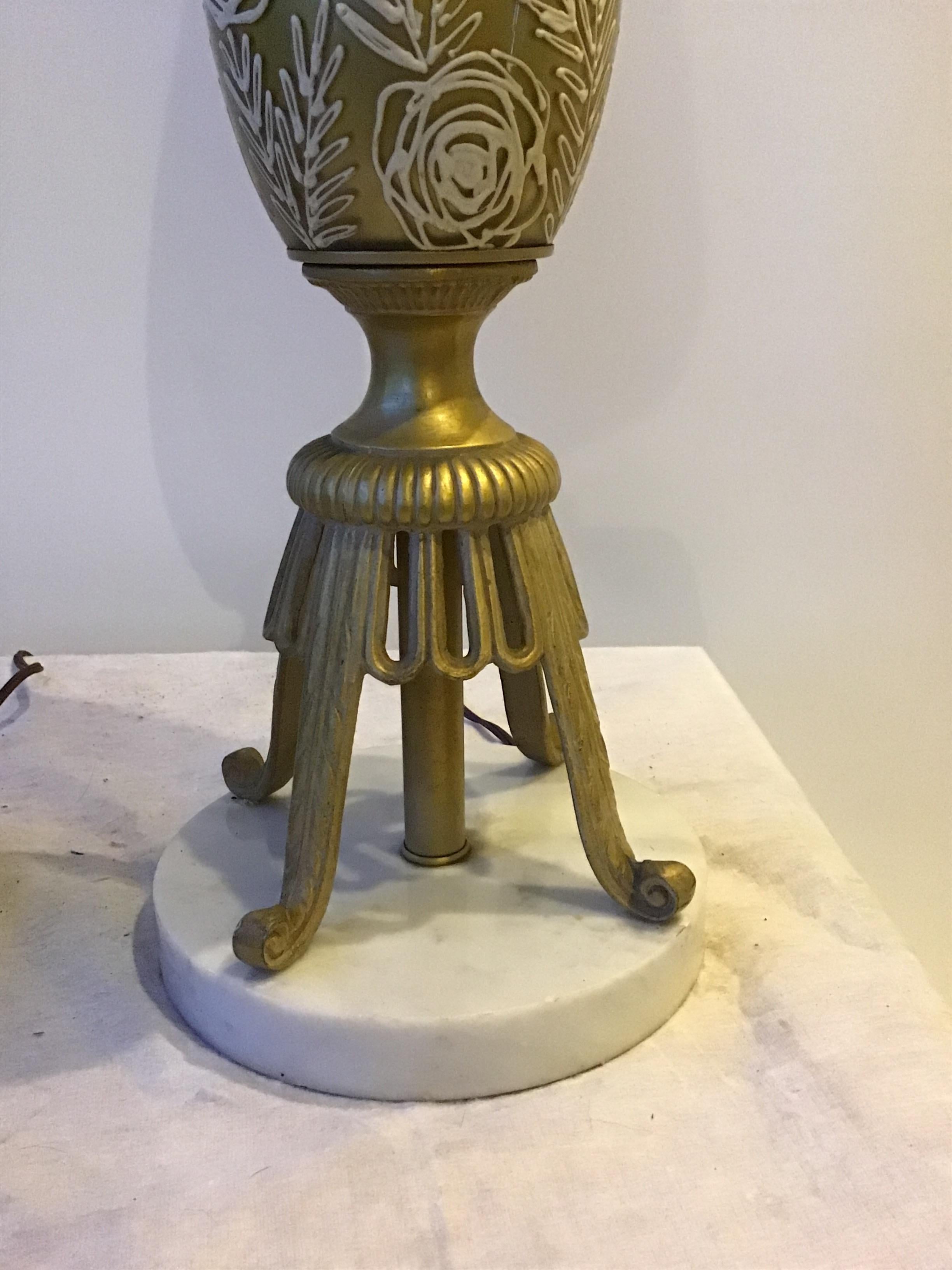 Paire de lampes en verre doré des années 1950 avec motif floral en relief en vente 3