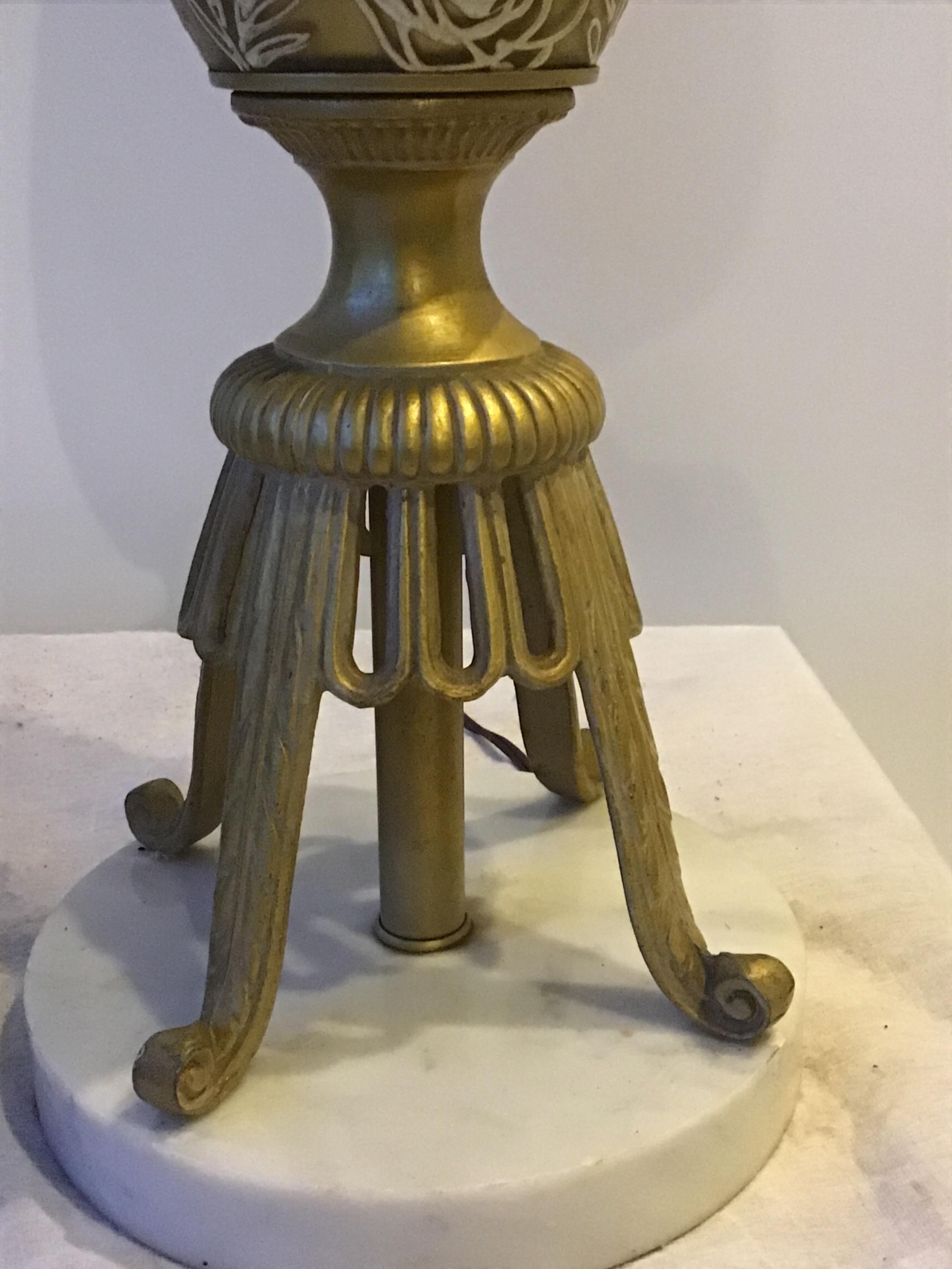 Paire de lampes en verre doré des années 1950 avec motif floral en relief en vente 4