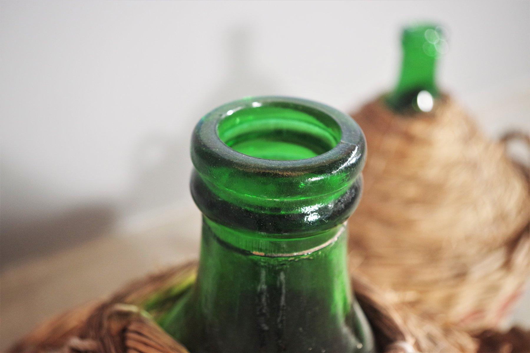 Paar Demijohns aus grünem Glas aus den 1950er Jahren - Italienischer Charme (Stroh) im Angebot