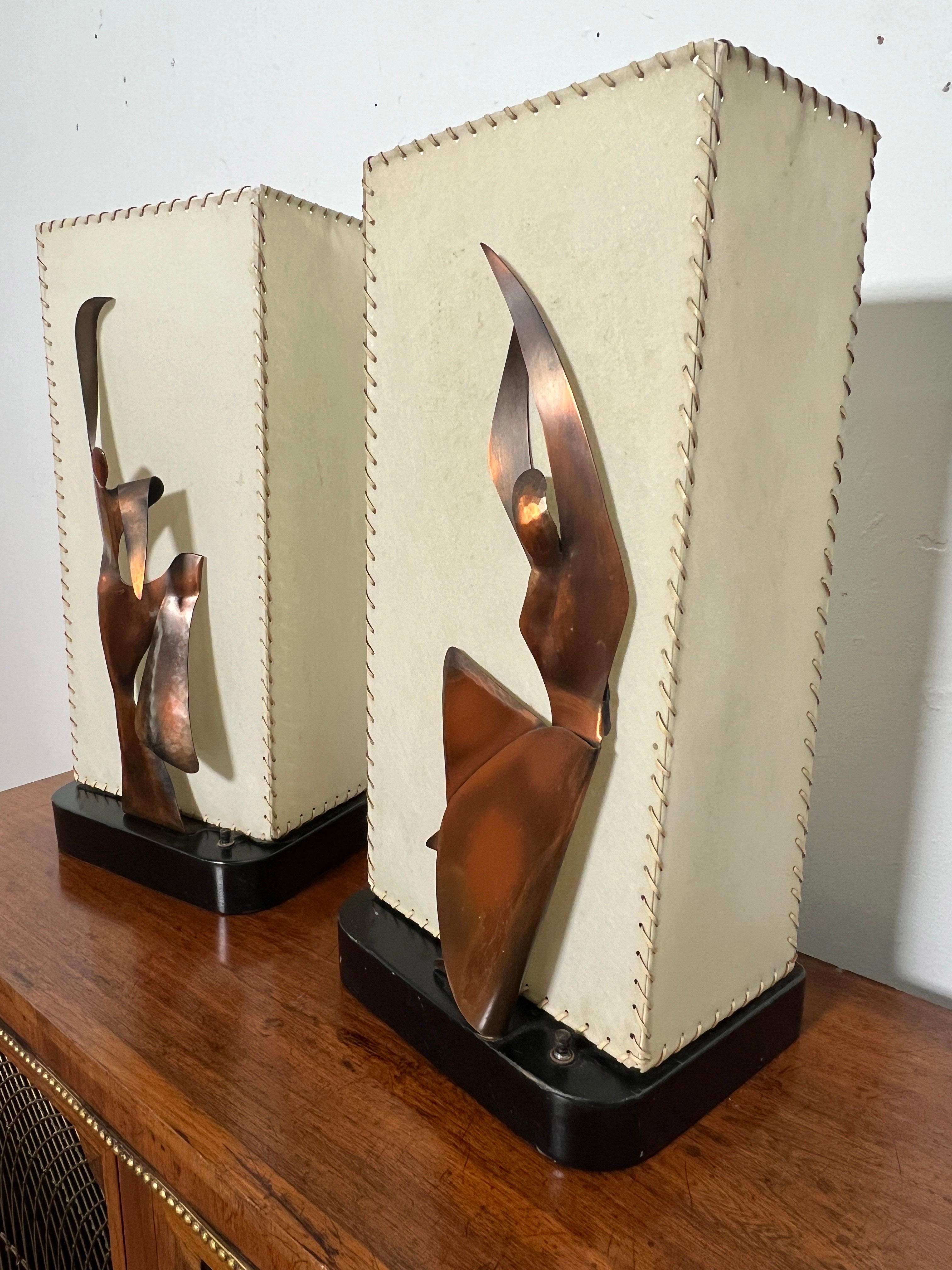 Milieu du XXe siècle Paire de lampes Heifetz Modernity des années 1950 en cuivre avec abat-jour en parchemin en vente