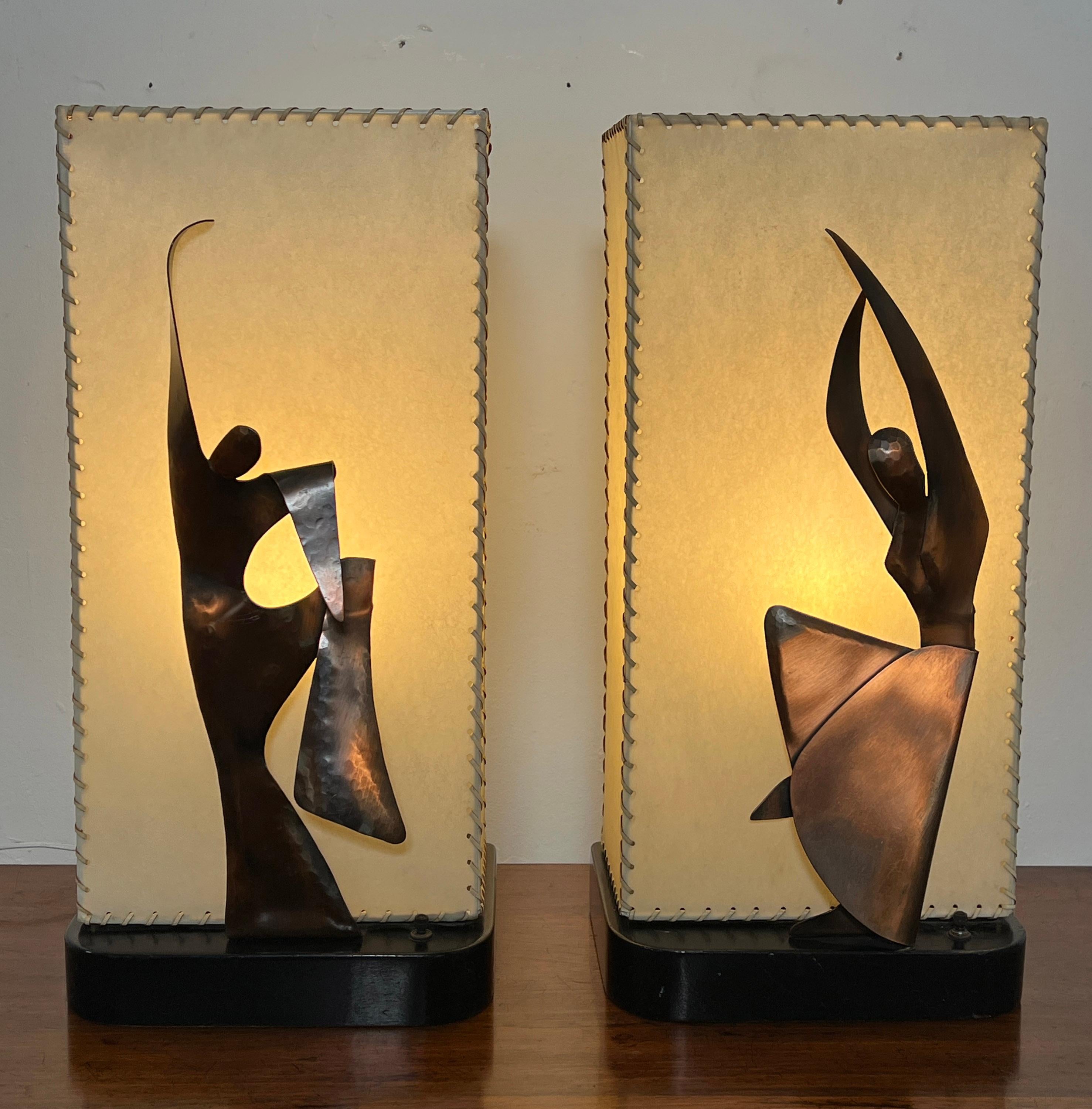 Pair of 1950s Heifetz Modern Dancer Lamps in Copper with Parchment Shades For Sale 1