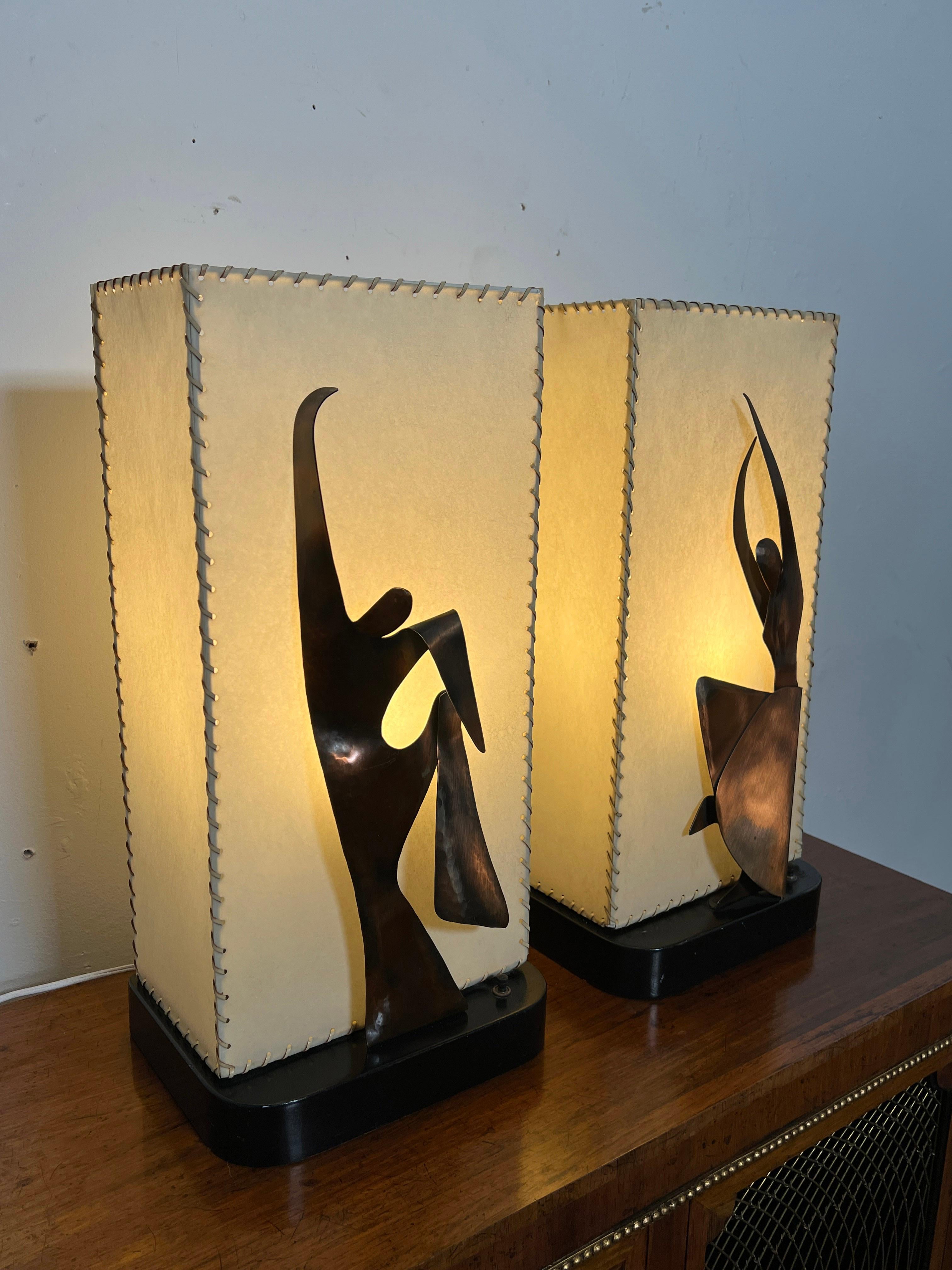 Ein Paar Heifetz Modern Dancer Lampen aus den 1950er Jahren in Kupfer mit Pergamentschirmen im Angebot 2