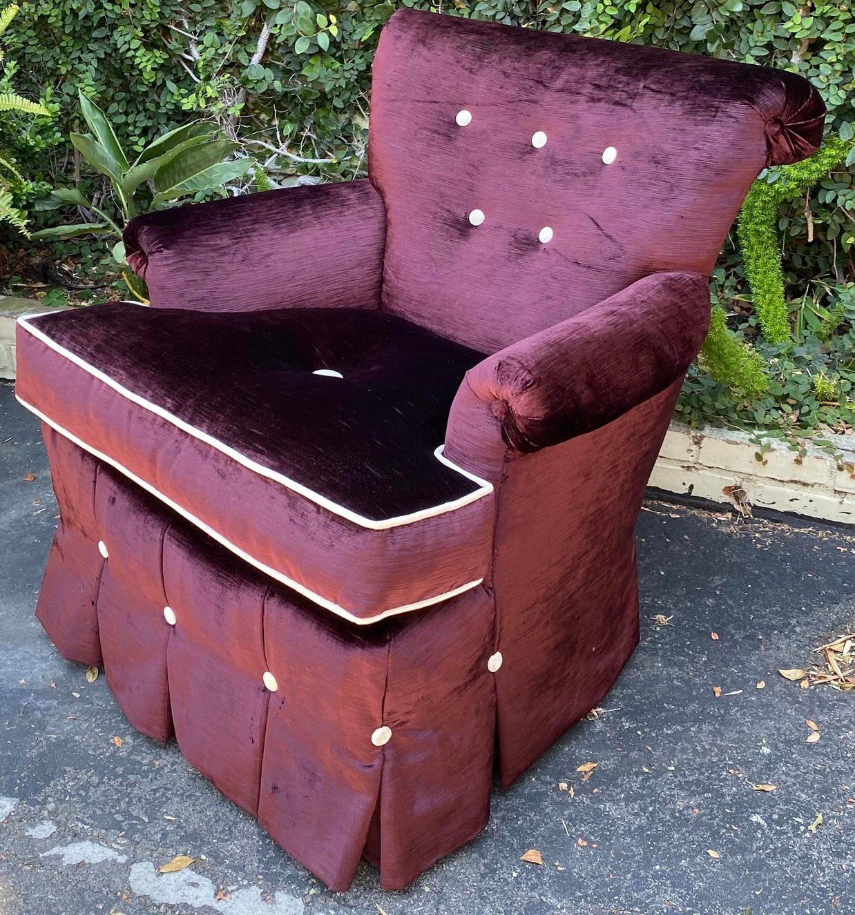 American Pair of 1950s Hollywood Regency Purple Silk Velvet Tufted Club Chairs