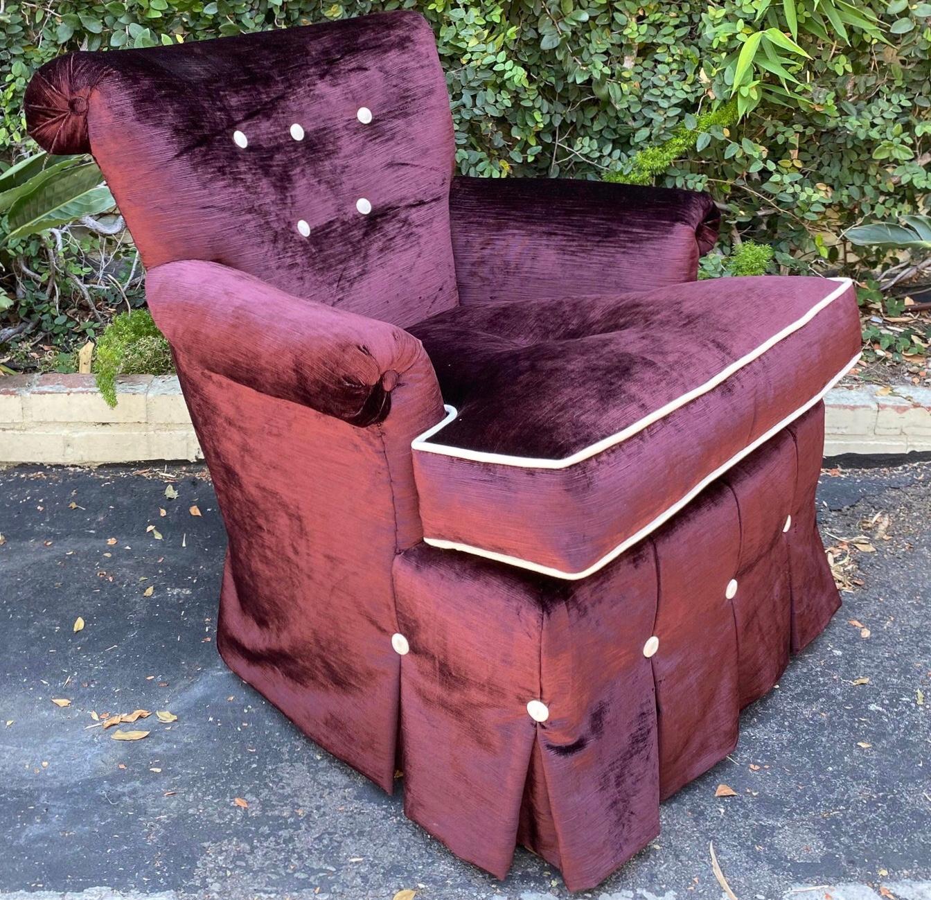 Pair of 1950s Hollywood Regency Purple Silk Velvet Tufted Club Chairs In Good Condition In LOS ANGELES, CA