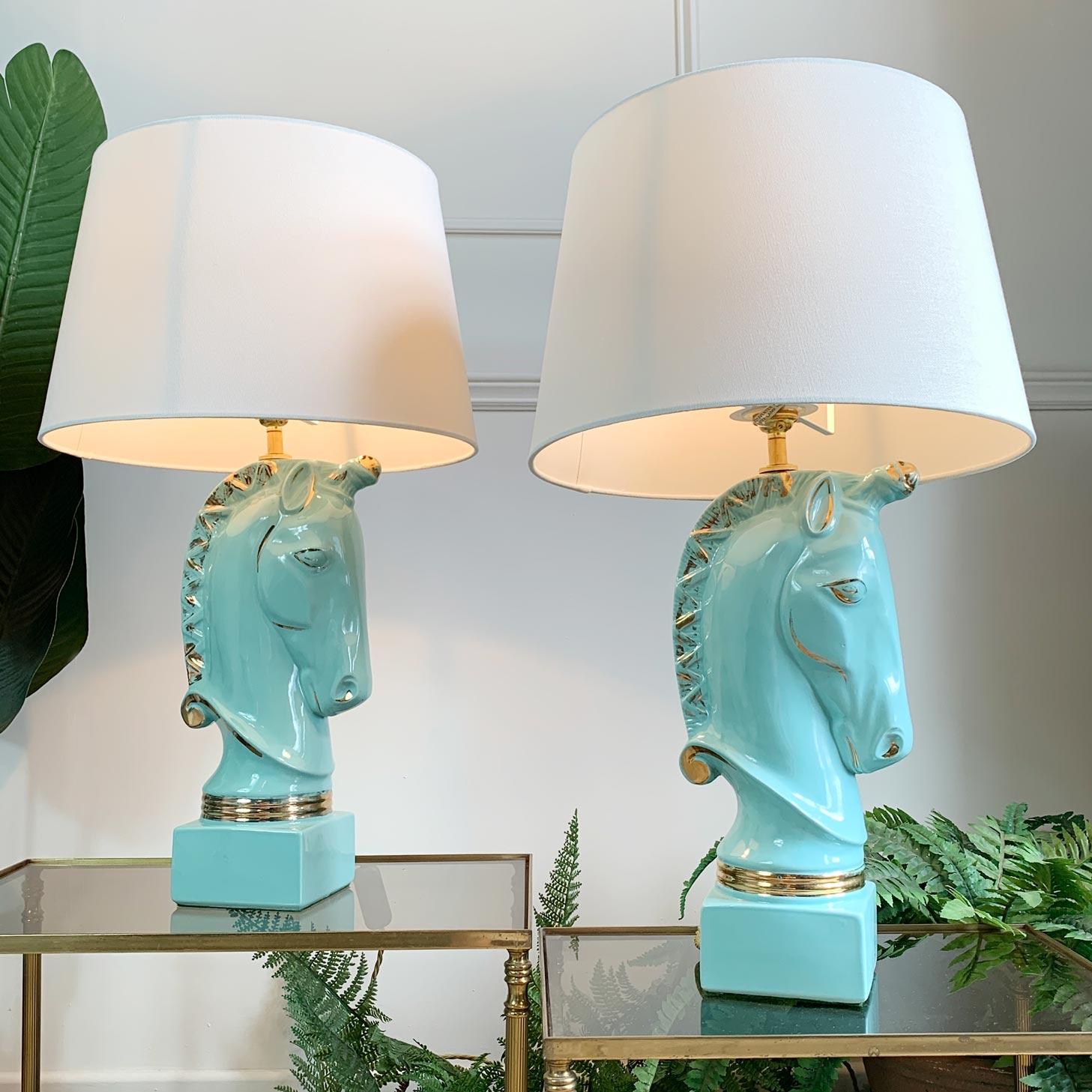 Une magnifique paire de lampes en céramique américaine, fabriquée dans les années 1950 par Howell. Les détails turquoise et or 24 carats de chacune des lampes Unicorn exsudent l'opulence et le glamour. Ils font partie de la gamme 