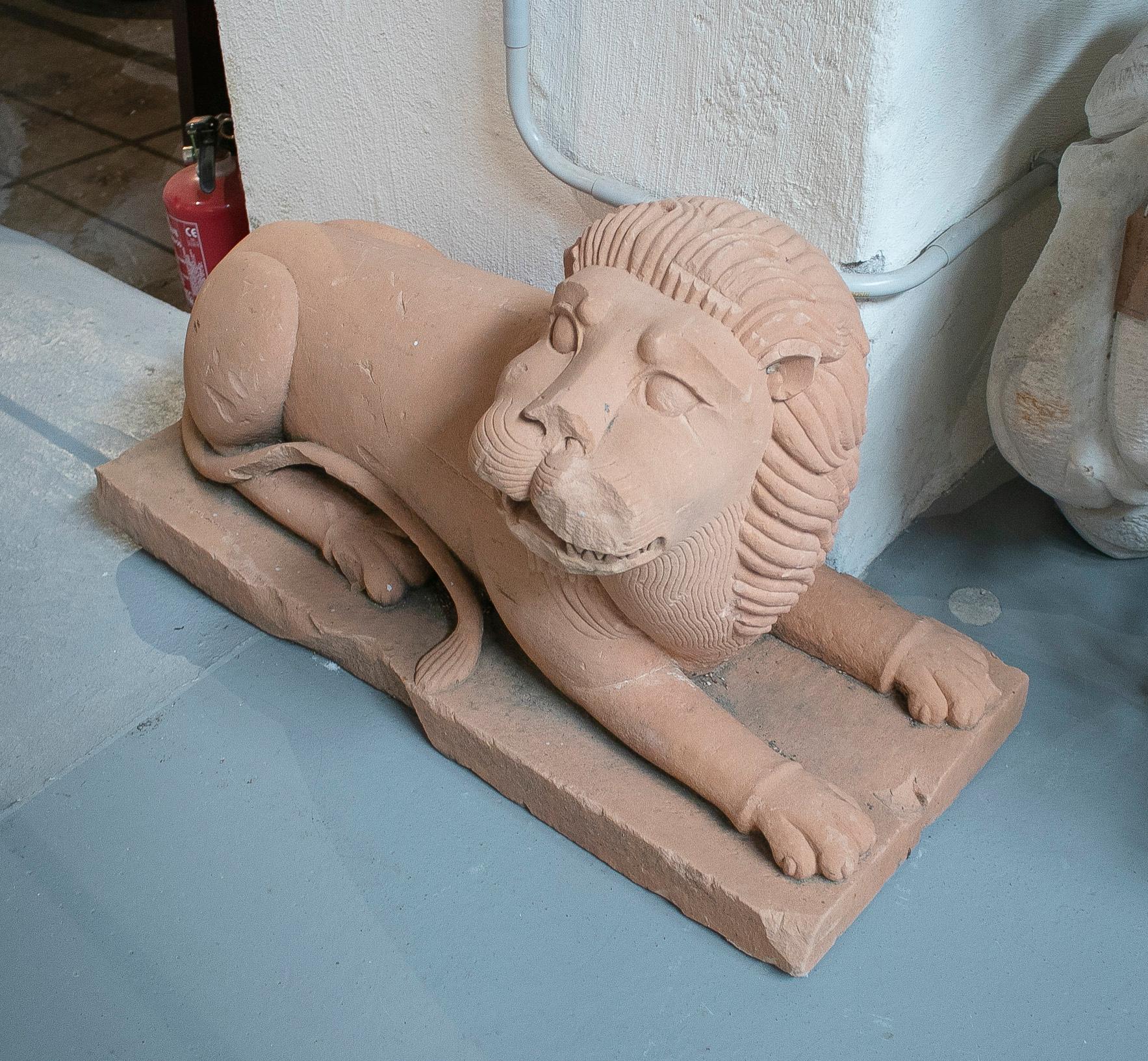 Paire de lions de garde de porte en grès sculpté à la main des années 1950 en vente 3