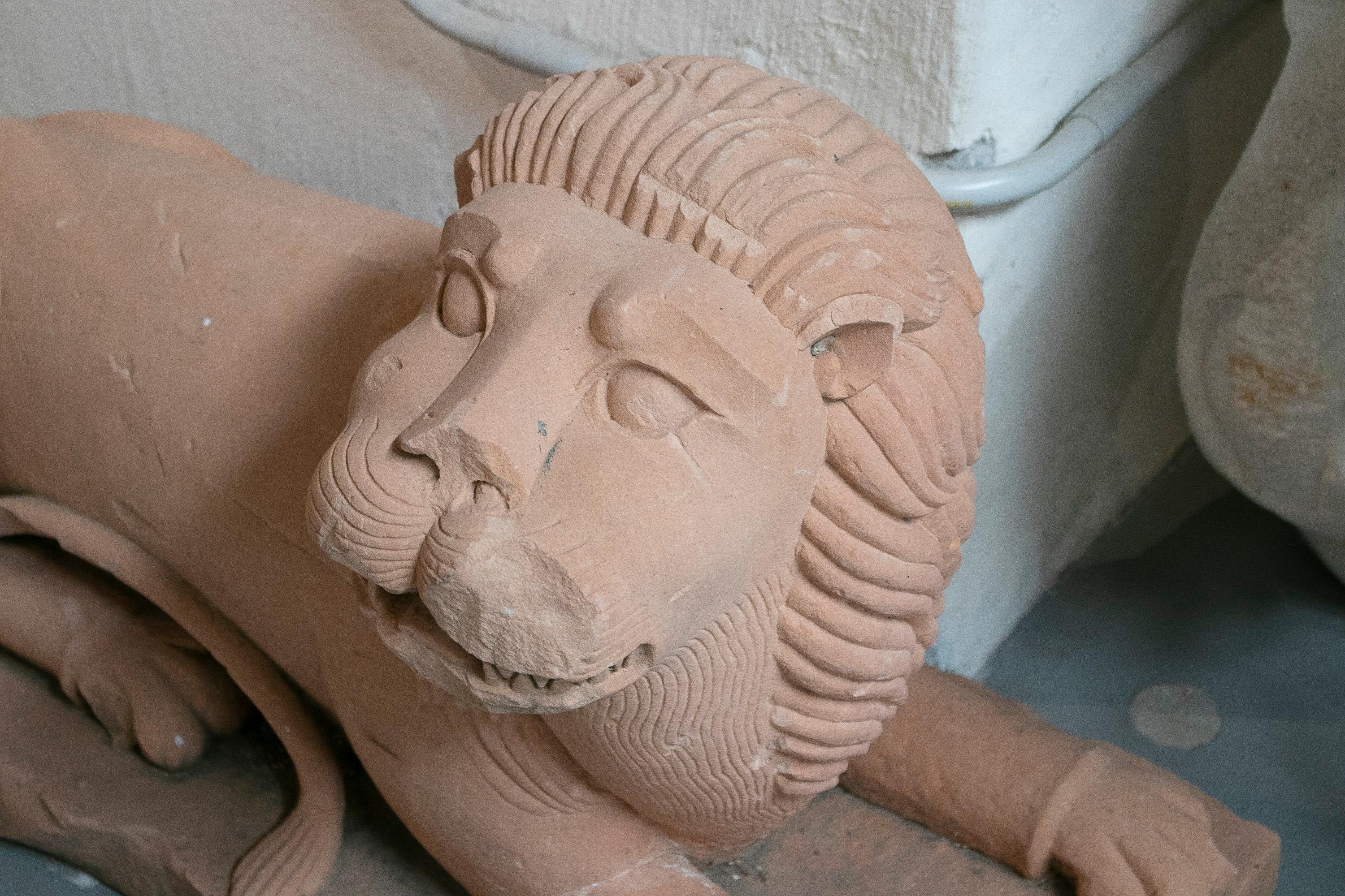 Paire de lions de garde de porte en grès sculpté à la main des années 1950 en vente 4