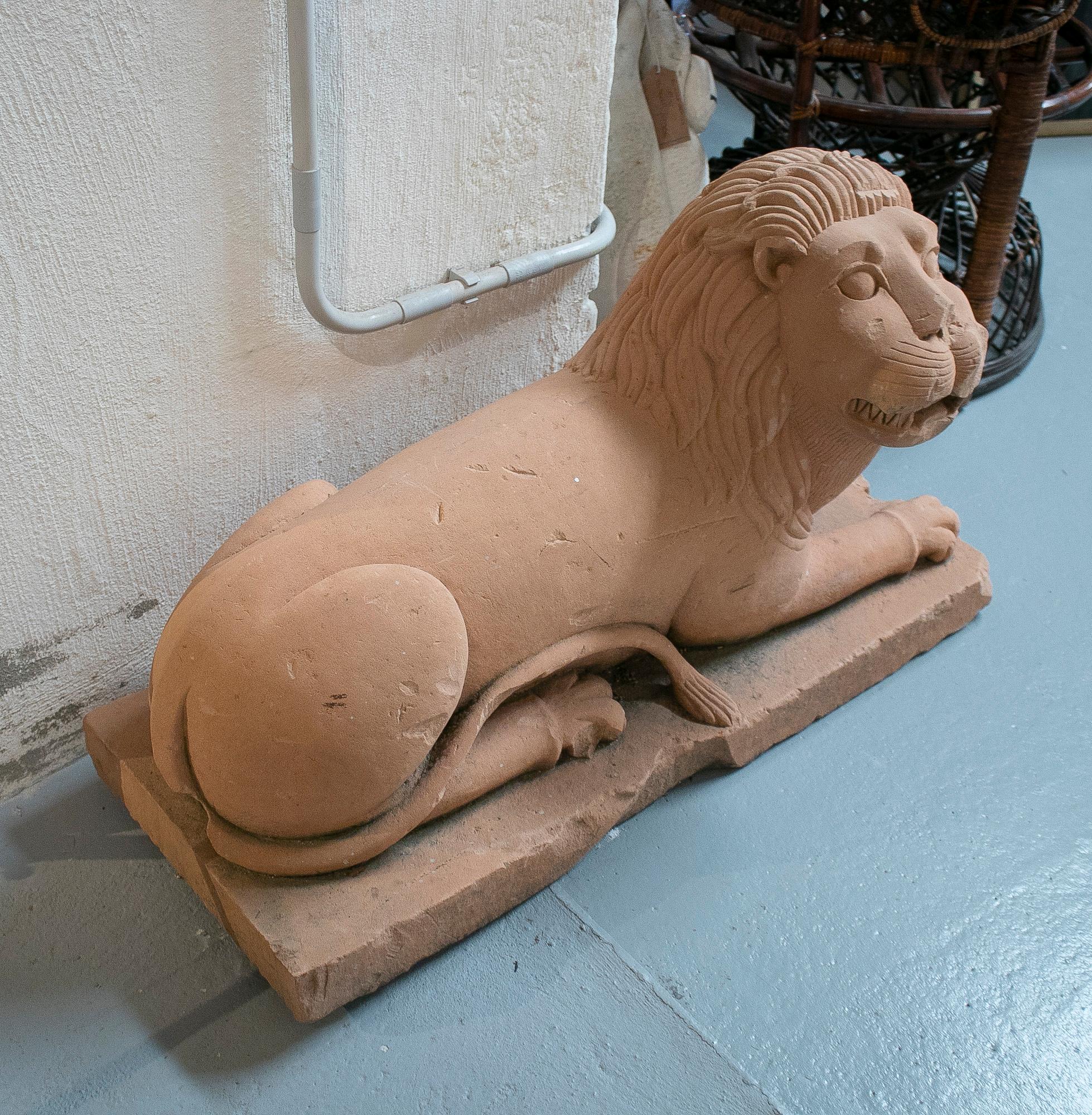 Paire de lions de garde de porte en grès sculpté à la main des années 1950 en vente 6