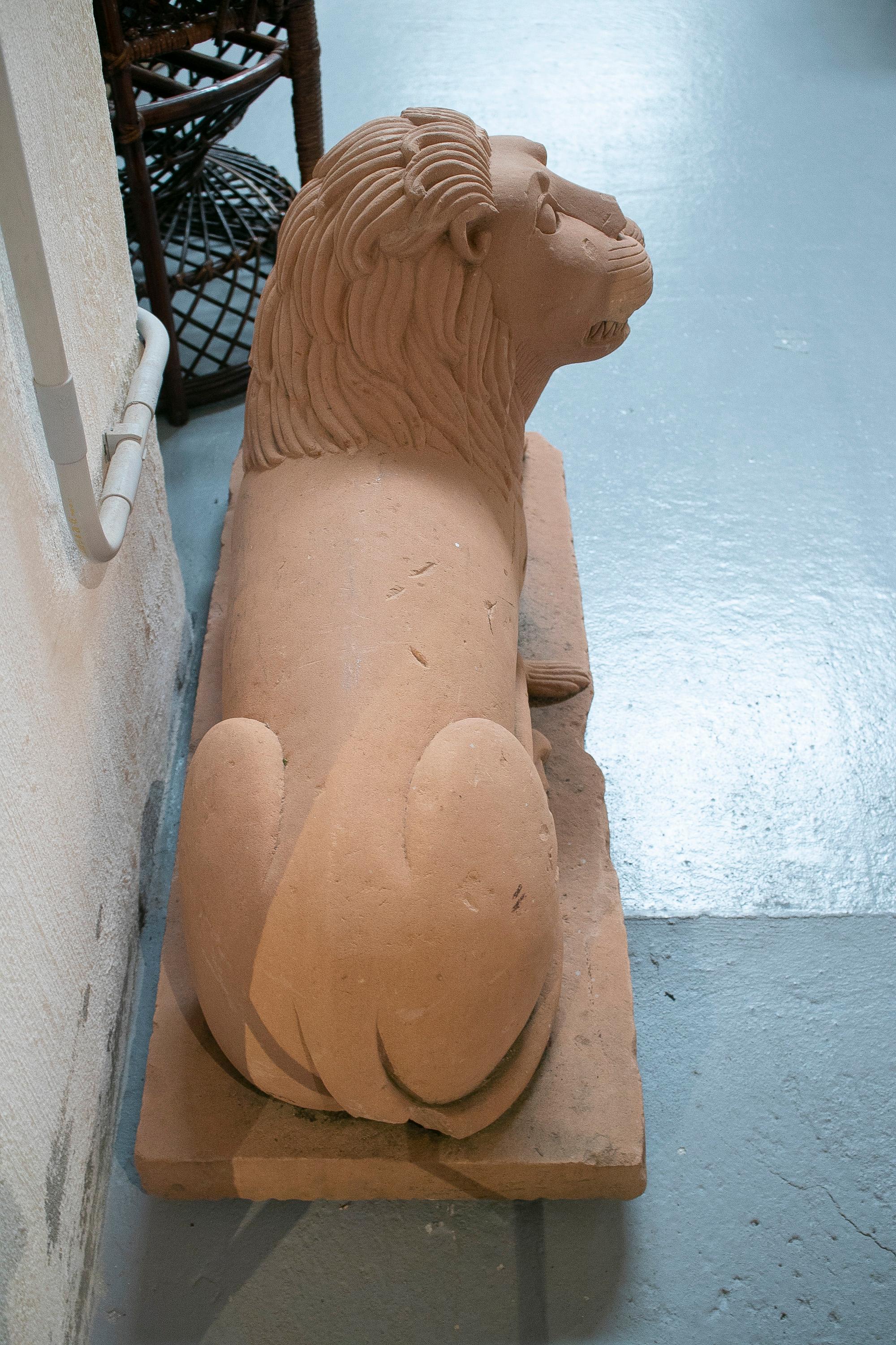 Paire de lions de garde de porte en grès sculpté à la main des années 1950 en vente 8
