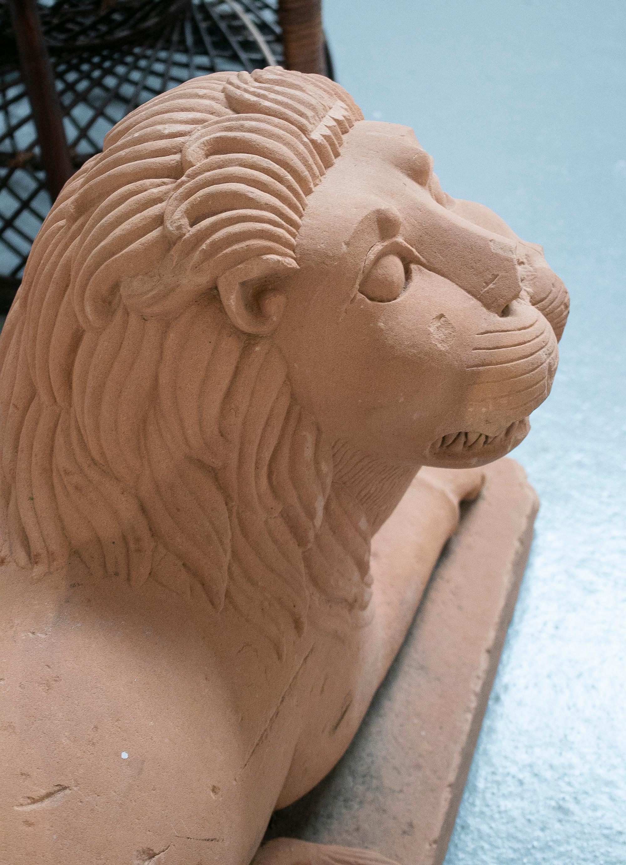 Paire de lions de garde de porte en grès sculpté à la main des années 1950 en vente 9