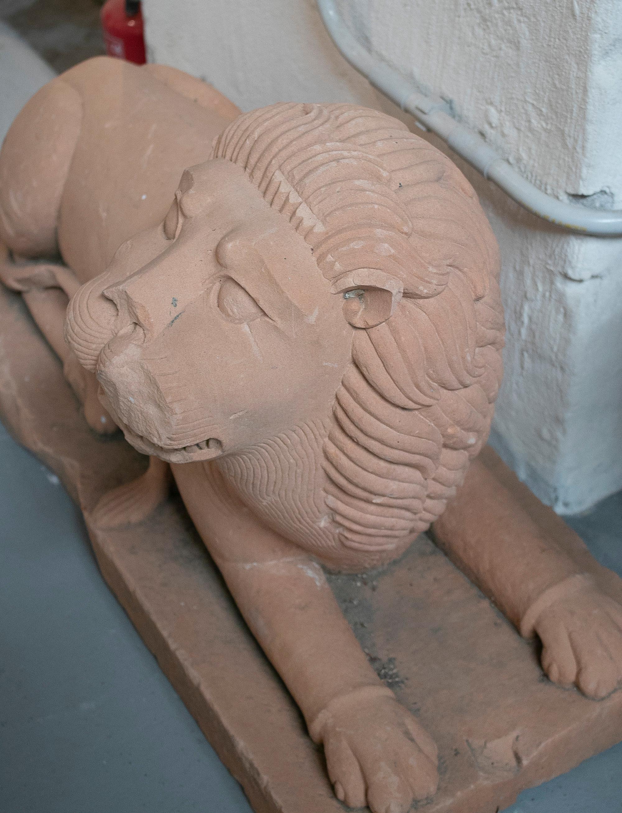 Paire de lions de garde de porte en grès sculpté à la main des années 1950 en vente 10